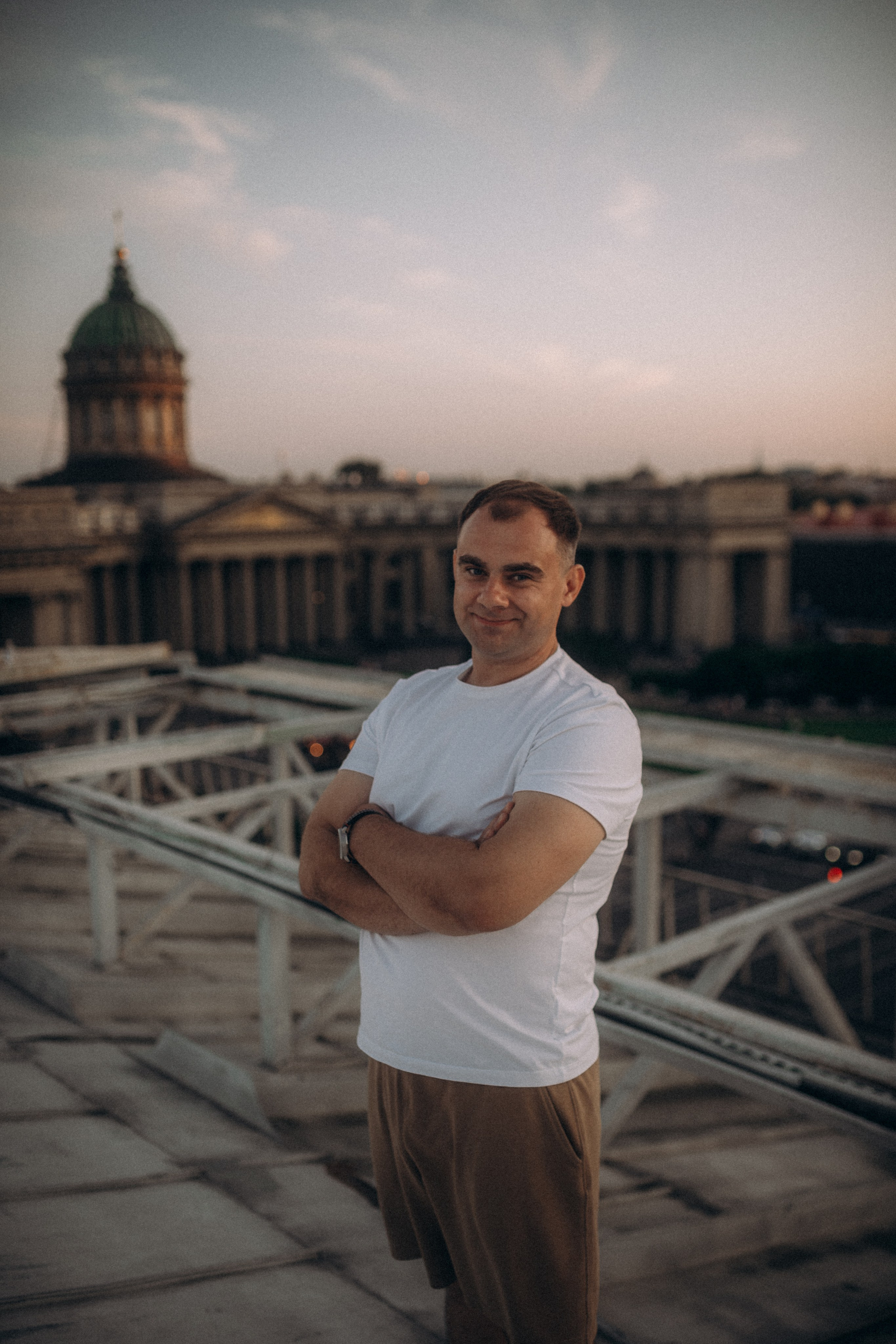 Мы сидим на питерской, теплой крыше. Фотограф в Санкт Петербурге Лара Великова