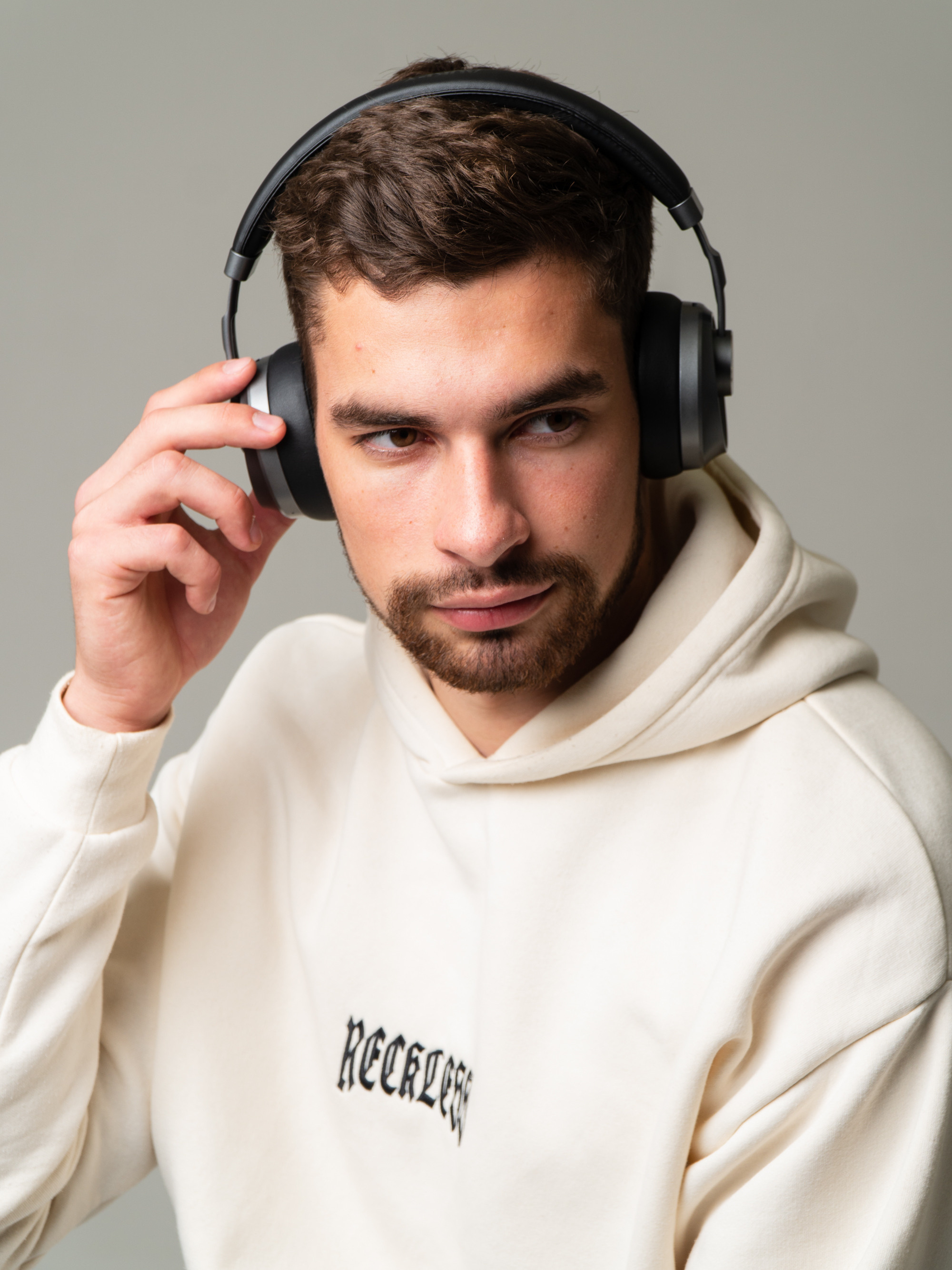 Съемка наушников с профессиональными моделями