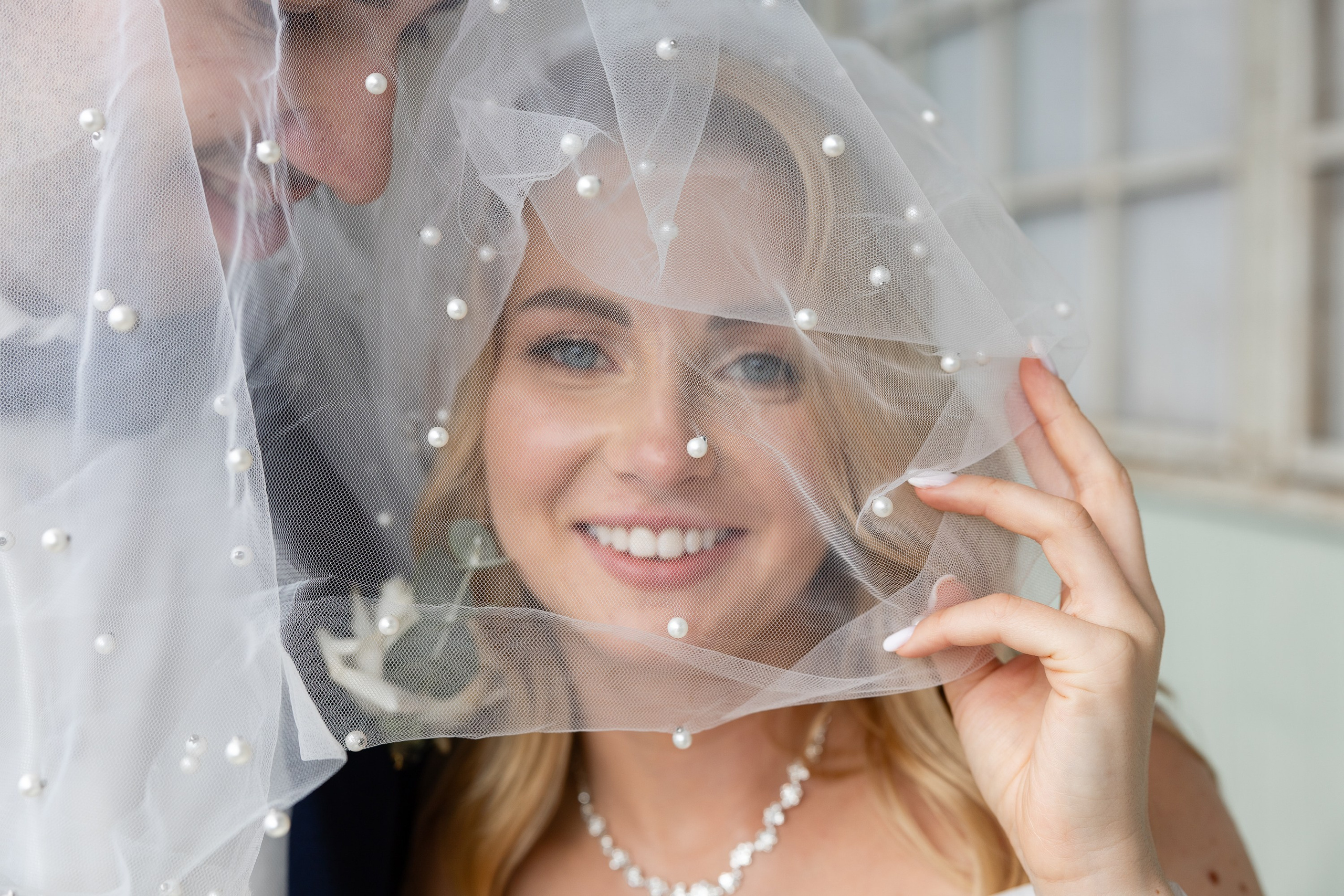 Фотография жениха и невесты, где прикрыты лица фатой