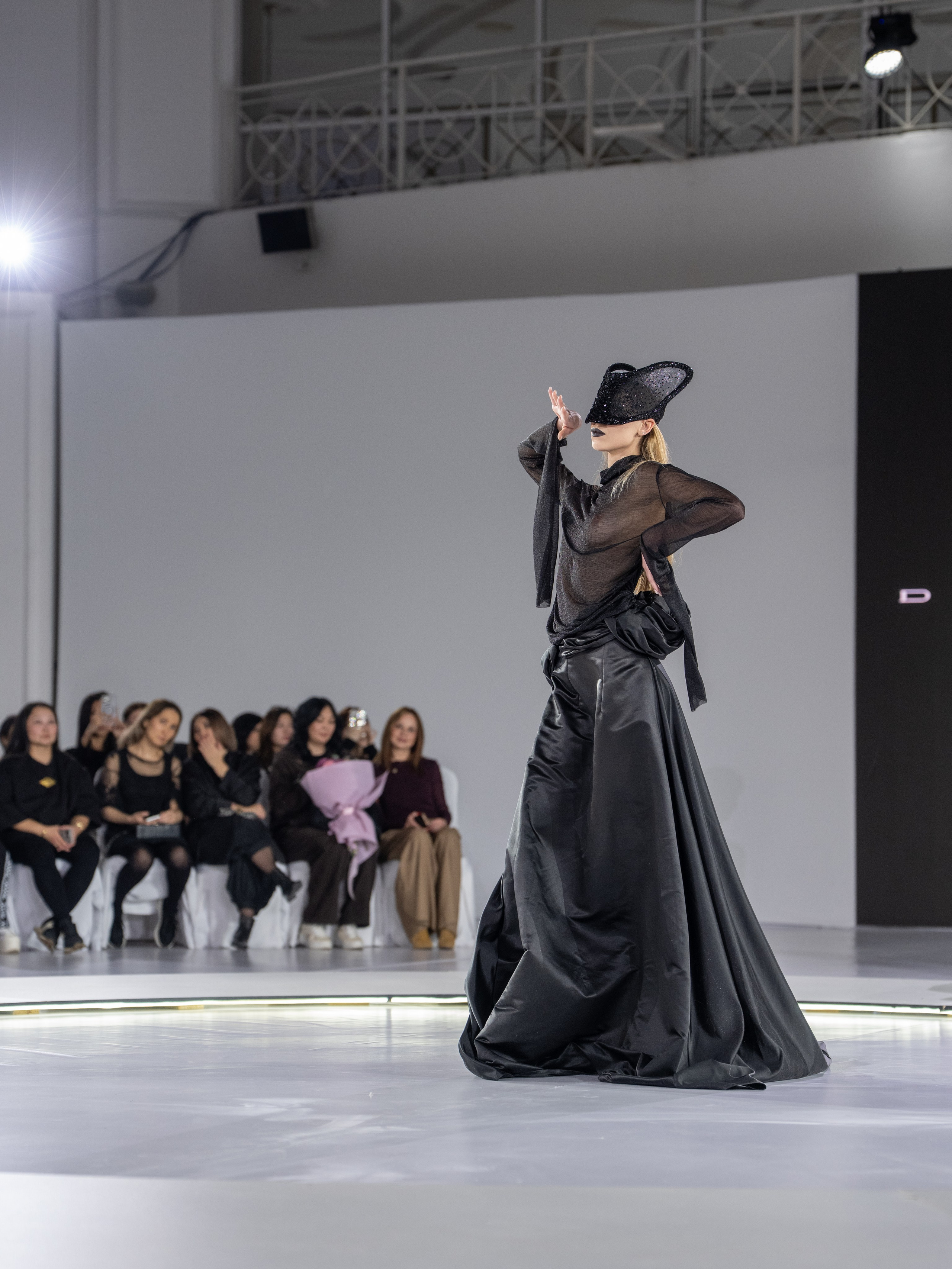 Дизайн DVALI. Сайт Алматинского НЮ АРТ, будуар и фэшн фотографа Дениса Карпенко