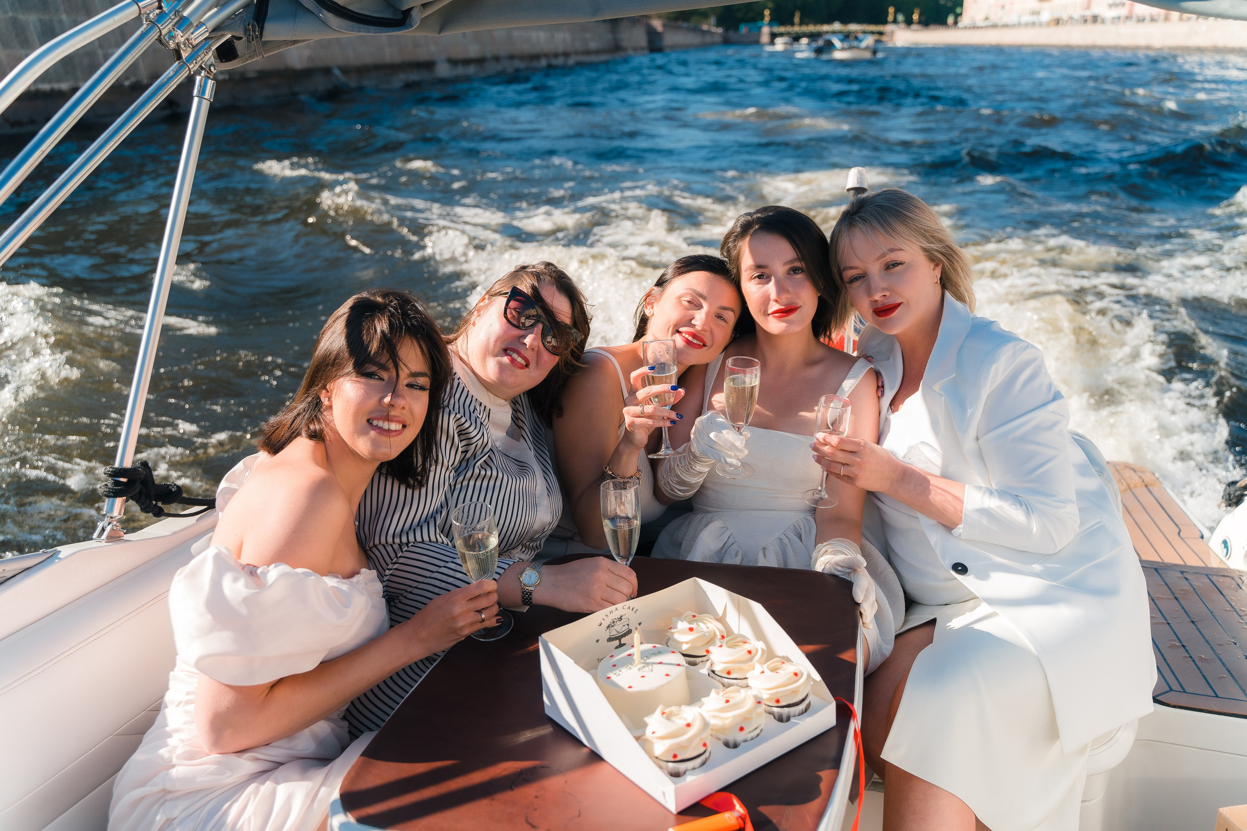 Фотосъемка девичника, встреча девушек, веселые женские портреты