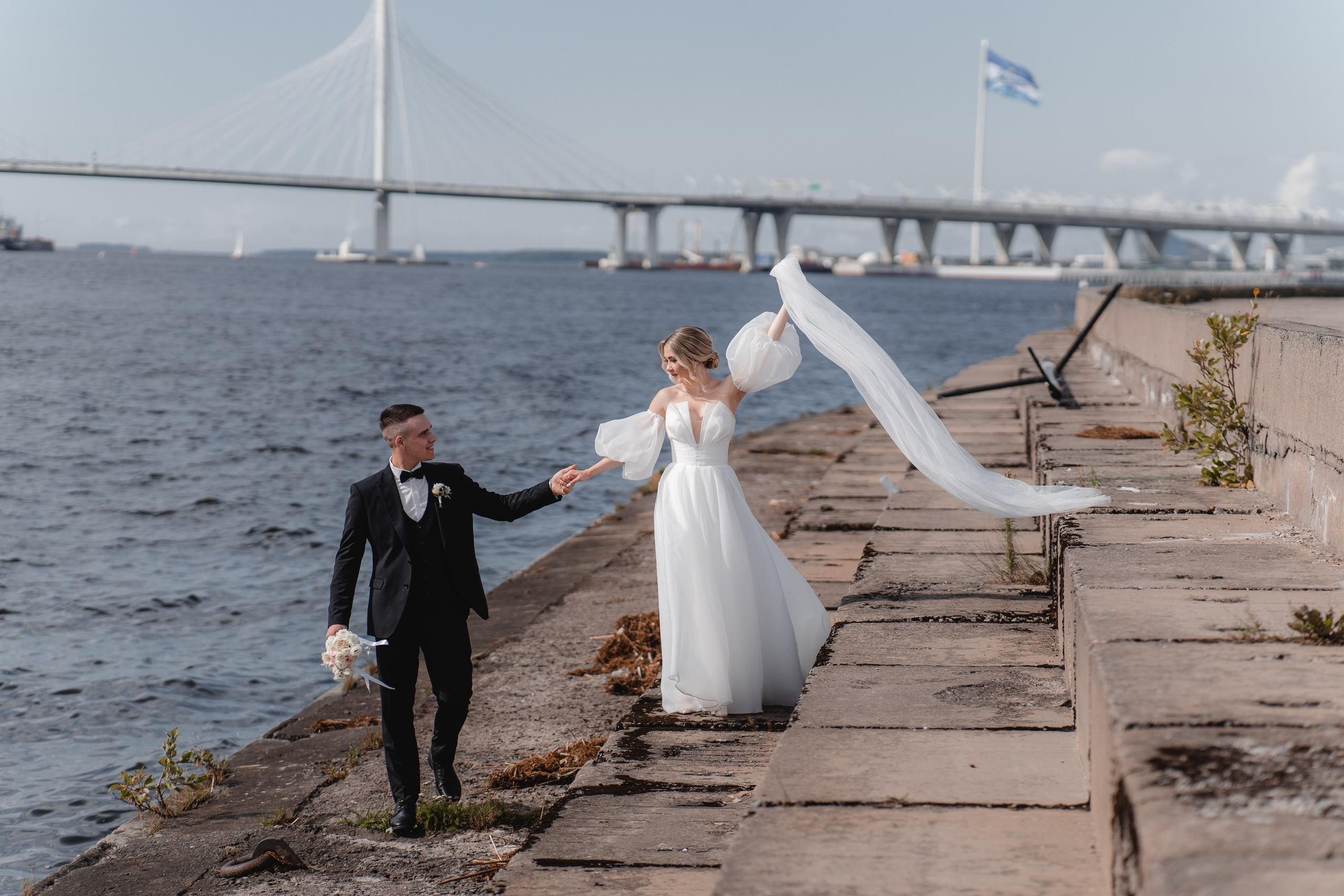 Красивые места для свадебной фотосессии летом в Санкт-Петербурге. Свадебный фотограф Александр Невский в Санкт-Петербурге