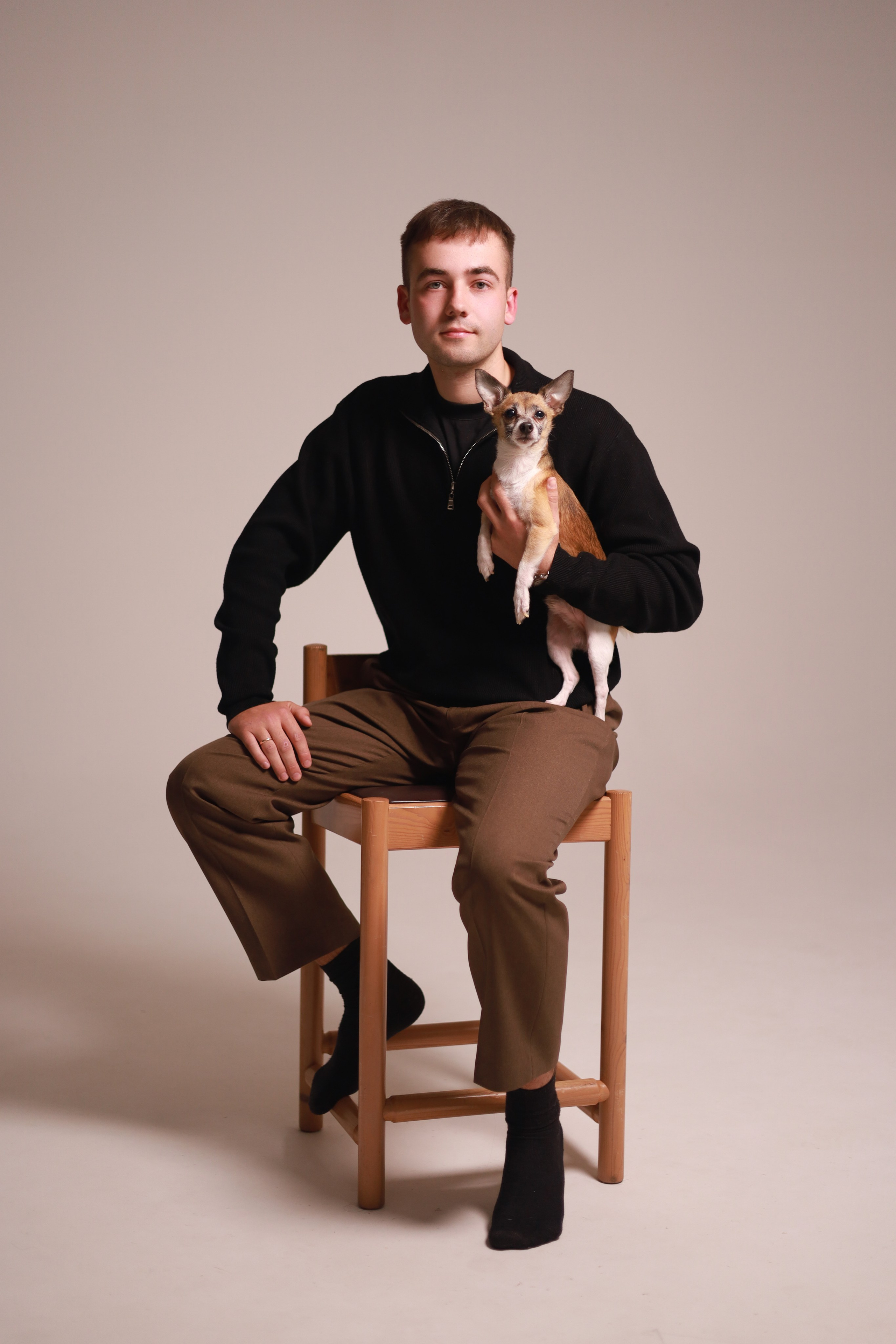 Фотосессия студийная парень с собачкой. Фотограф в Крыму Татьяна Барицкая ЕНОТИКА