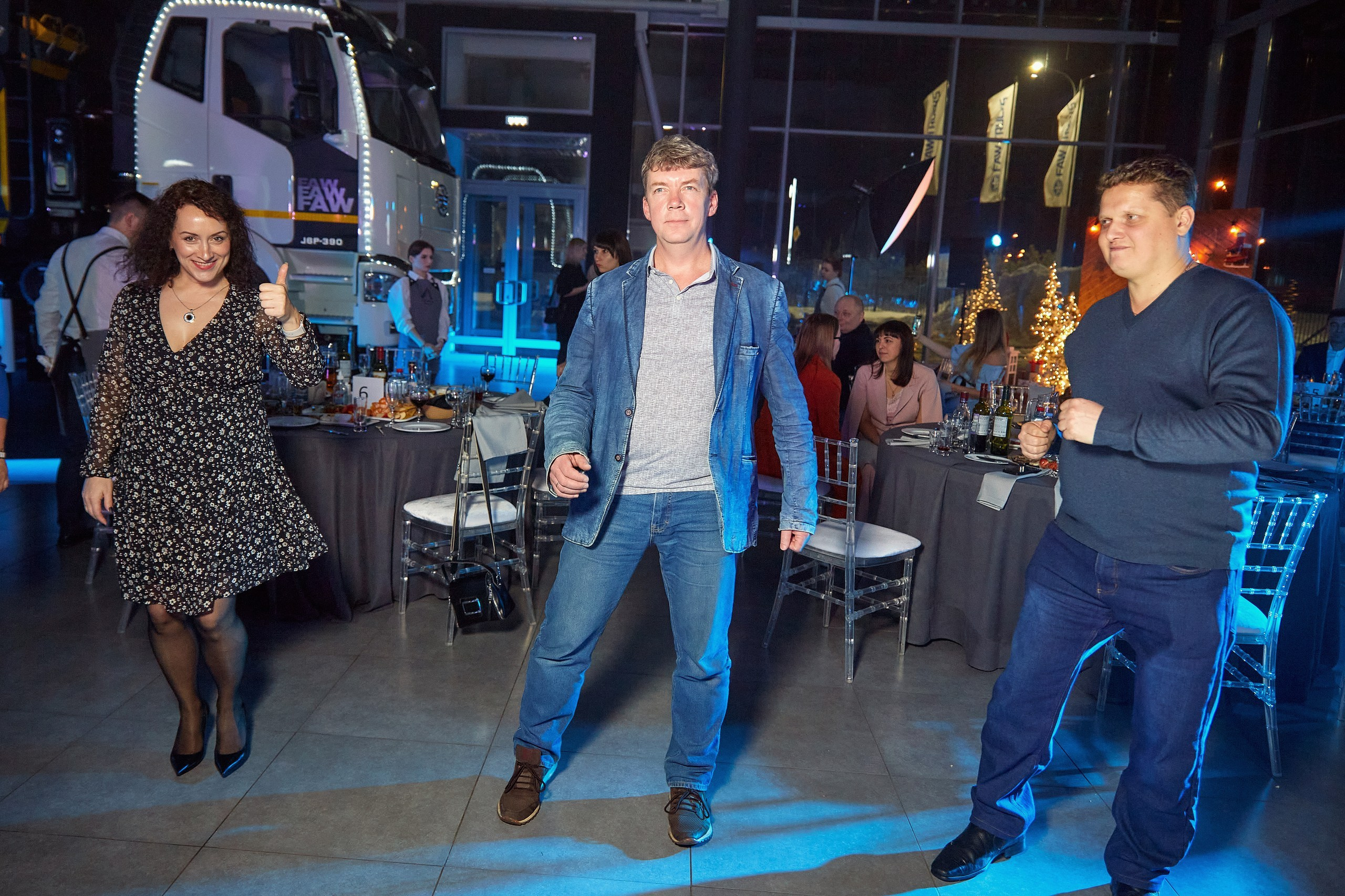 Транс-Инвест / Новогодний корпоратив на территории автосалона. Антон Артюшин, портретный фотограф. Москва