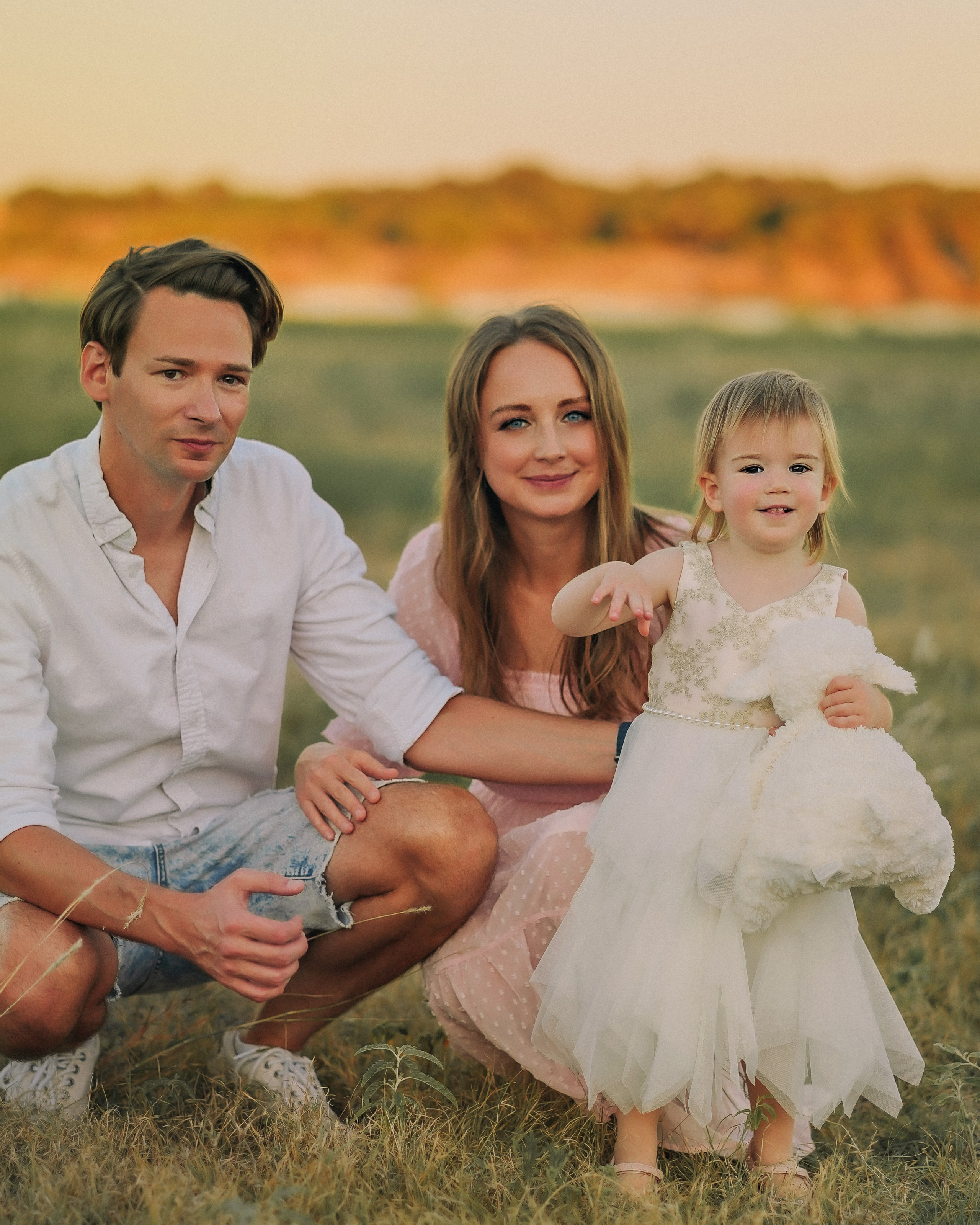 Family snuggles & smiles — cozy family photos