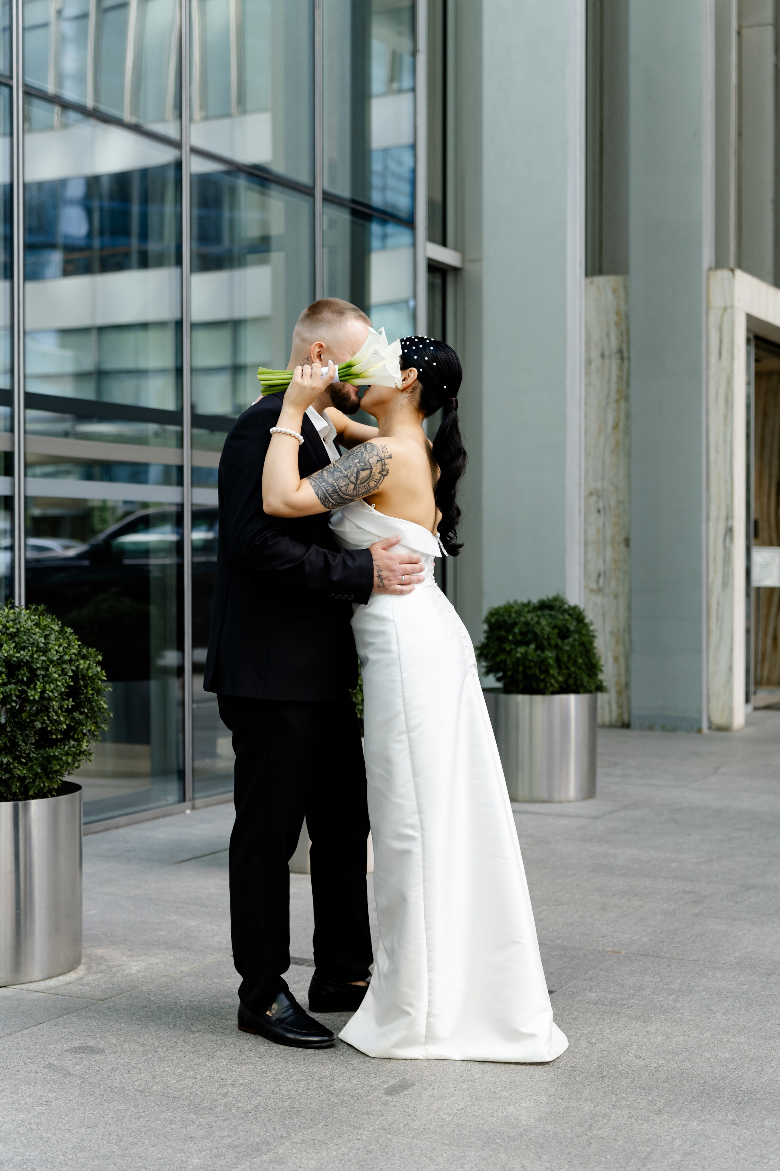 Невеста закрывает букетом лицо жениха Фотограф Москва