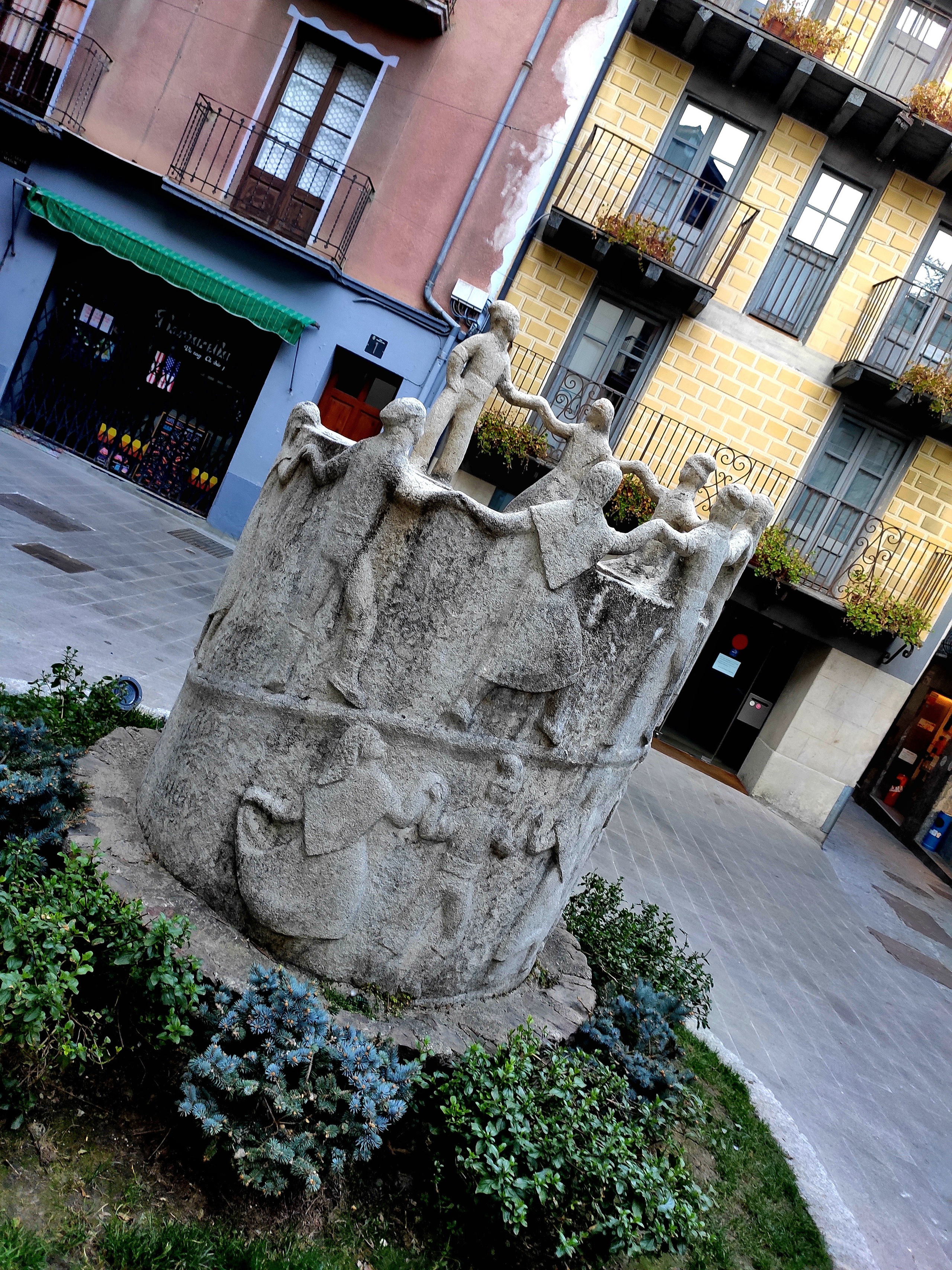 Памятник народному танцу. Видимо, похож на Каталонский