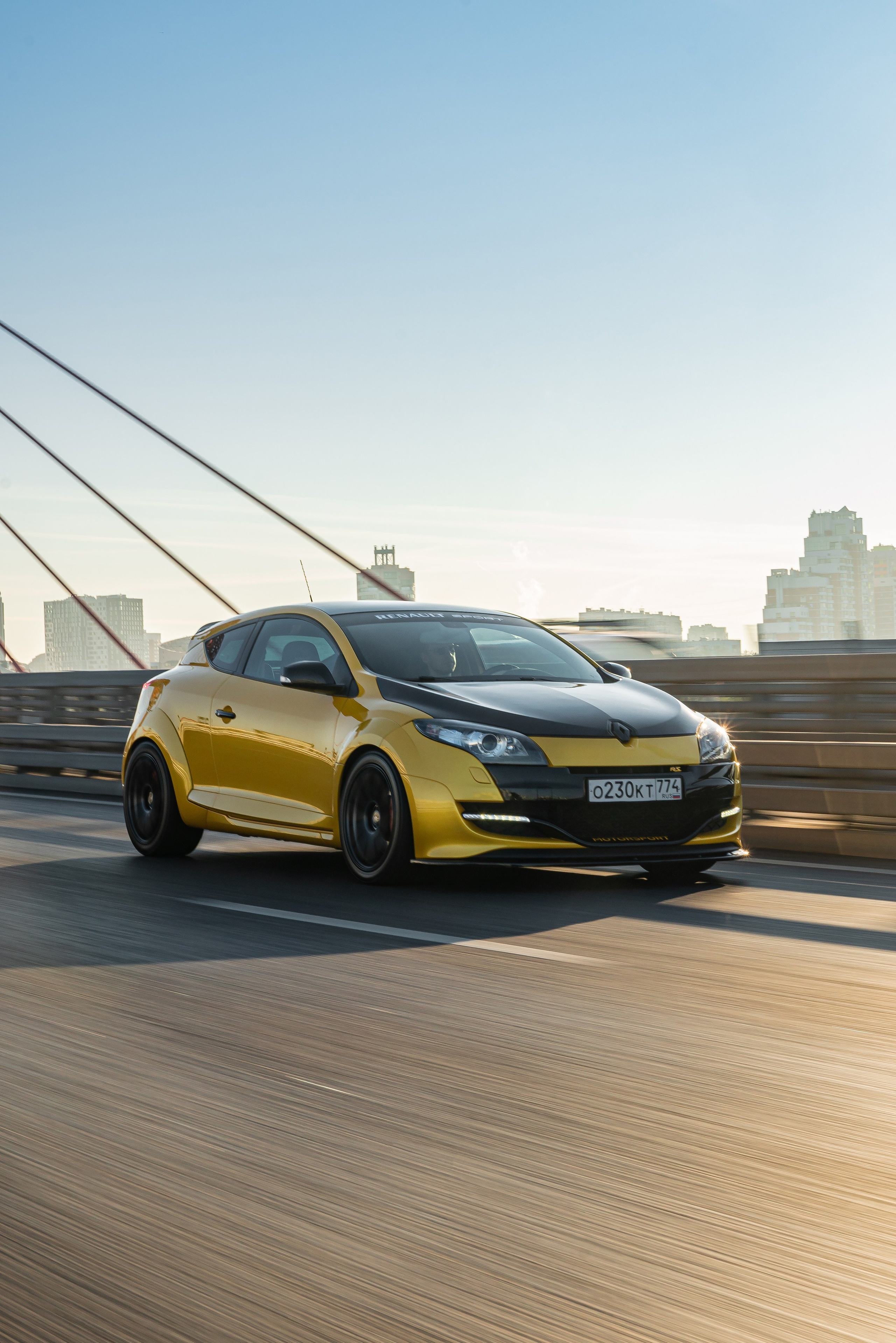 Спортивный хэтчбэк ездит по улицам Москвы. Жуков Илья  свадебный фотограф в Москве