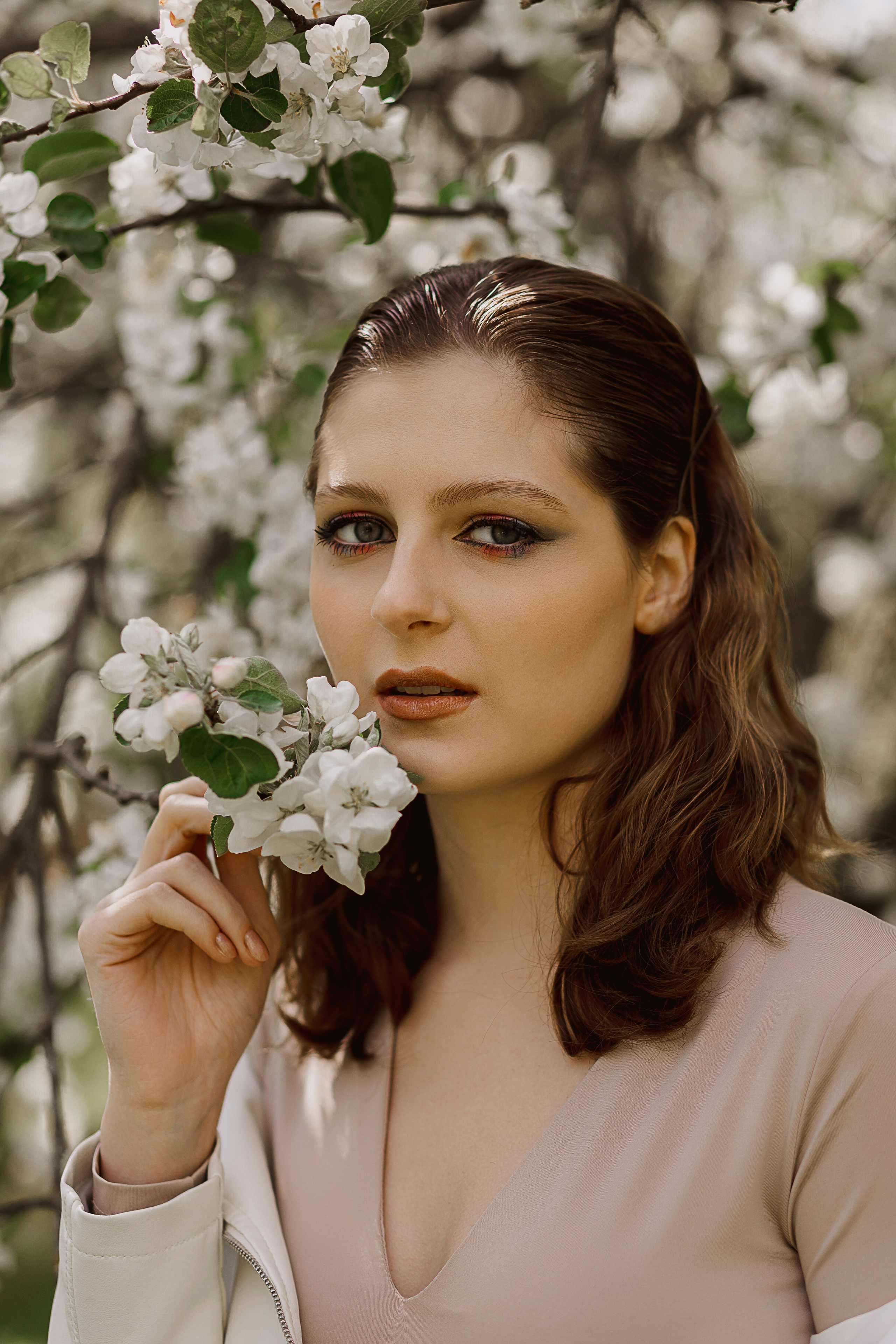 Женская фотосессия в цветущем саду. Семейный и женский фотограф в Москве Надежда Воробьева