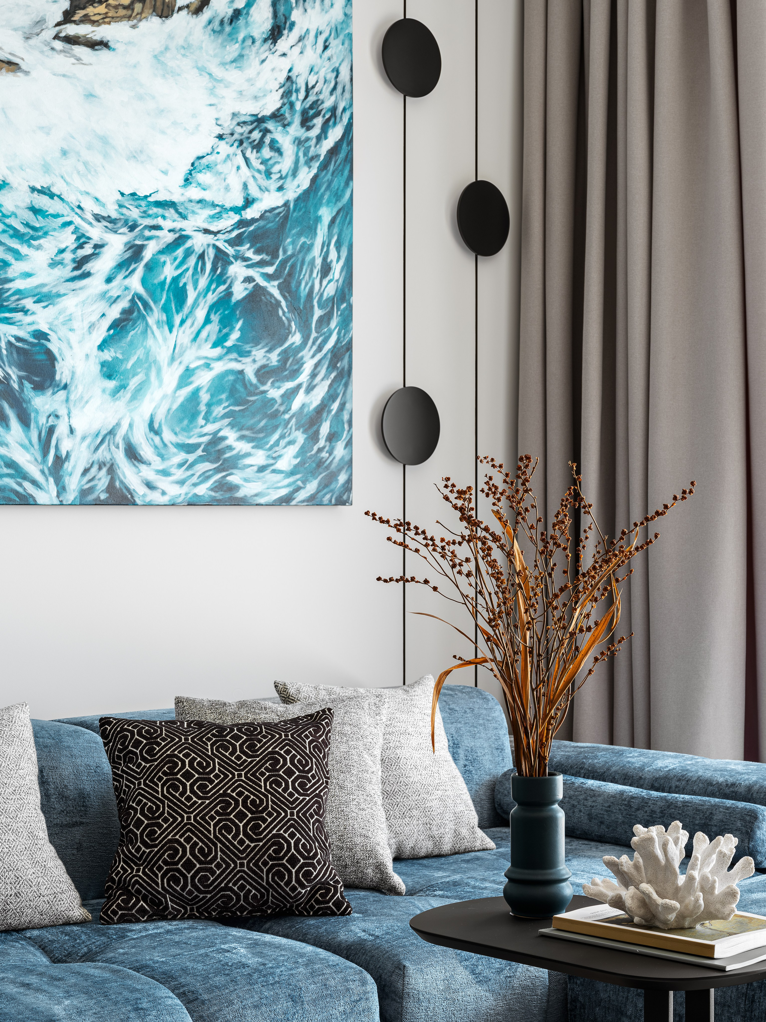 Элегантная гостиная с просторным синим диваном, картинами в морской палитре и современным декором; изысканное сочетание текстиля и цвета разработали дизайнеры Ренат Байчуков и Алеся Кириенко, стилист Екатерина Ракитина, фото Сергей Денисенко.