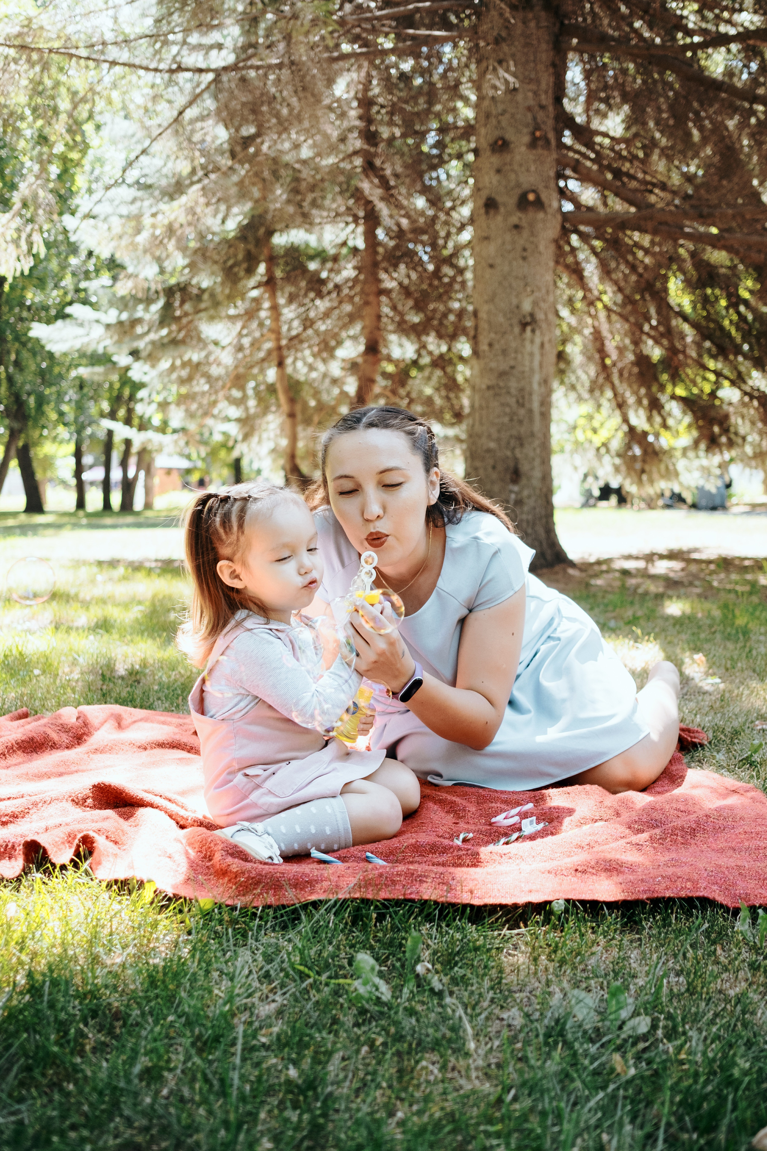 Ильмира и Ева в парке. Семейный фотограф Уфа Головченко Анастасия