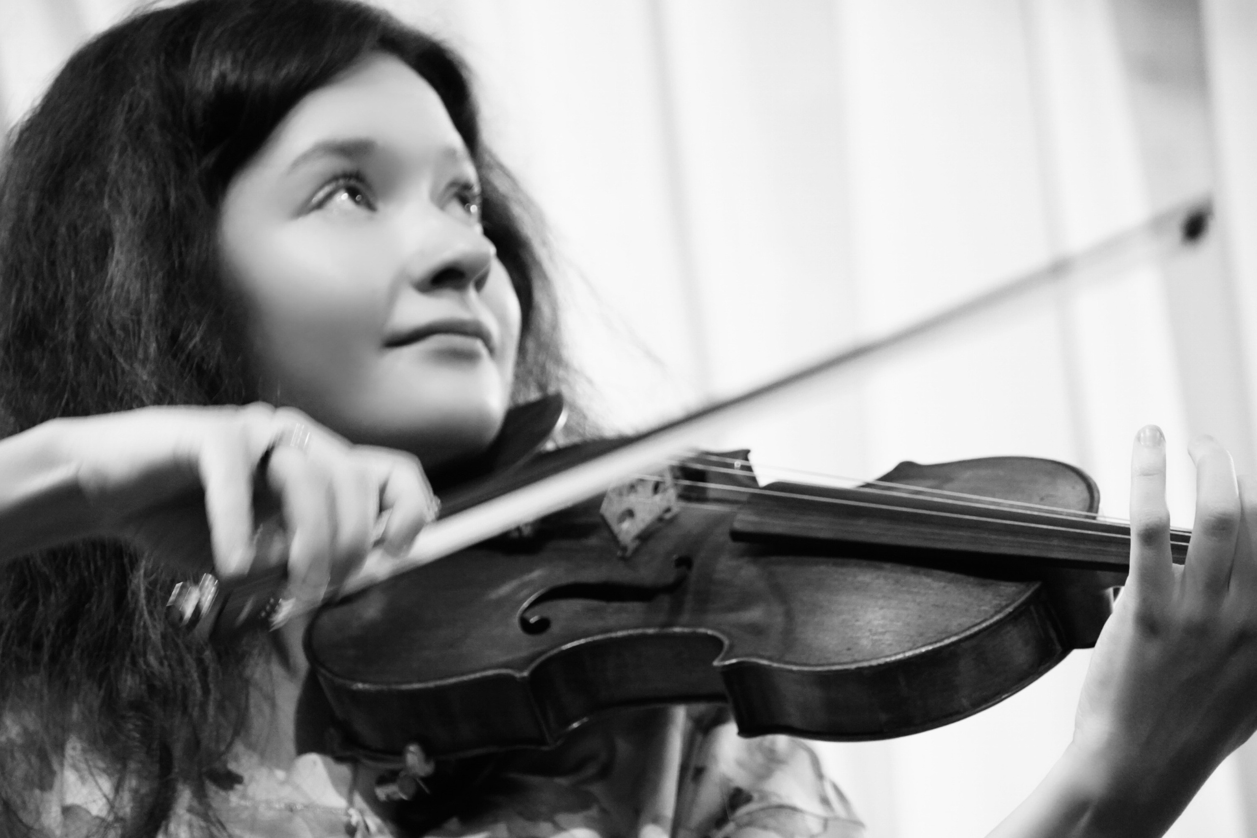 На сцене. Скрипачка Анна Савкина