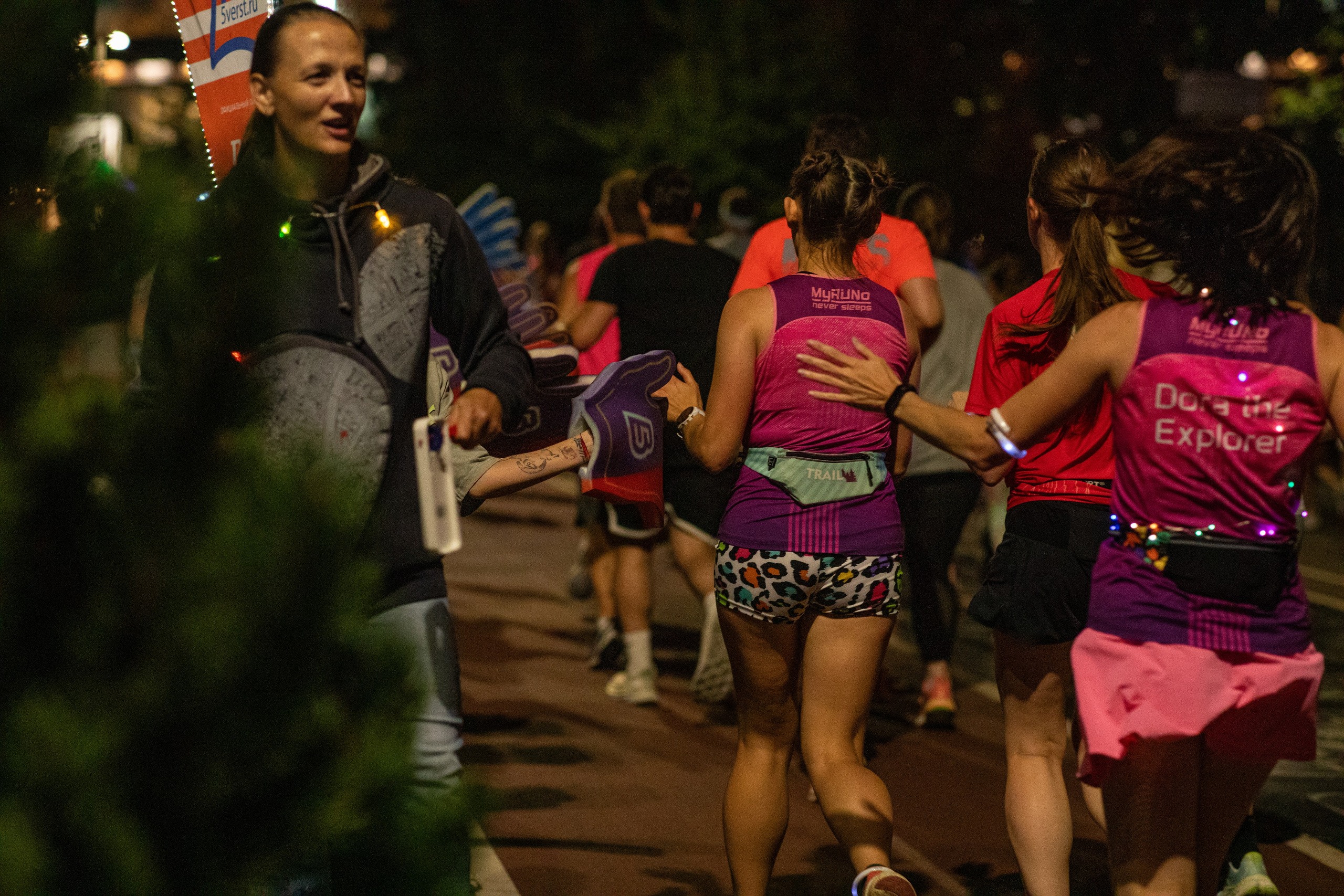 Ночной забег в ленте фотографий бегунов 03.08.24. Фотограф Сергей Ловкий