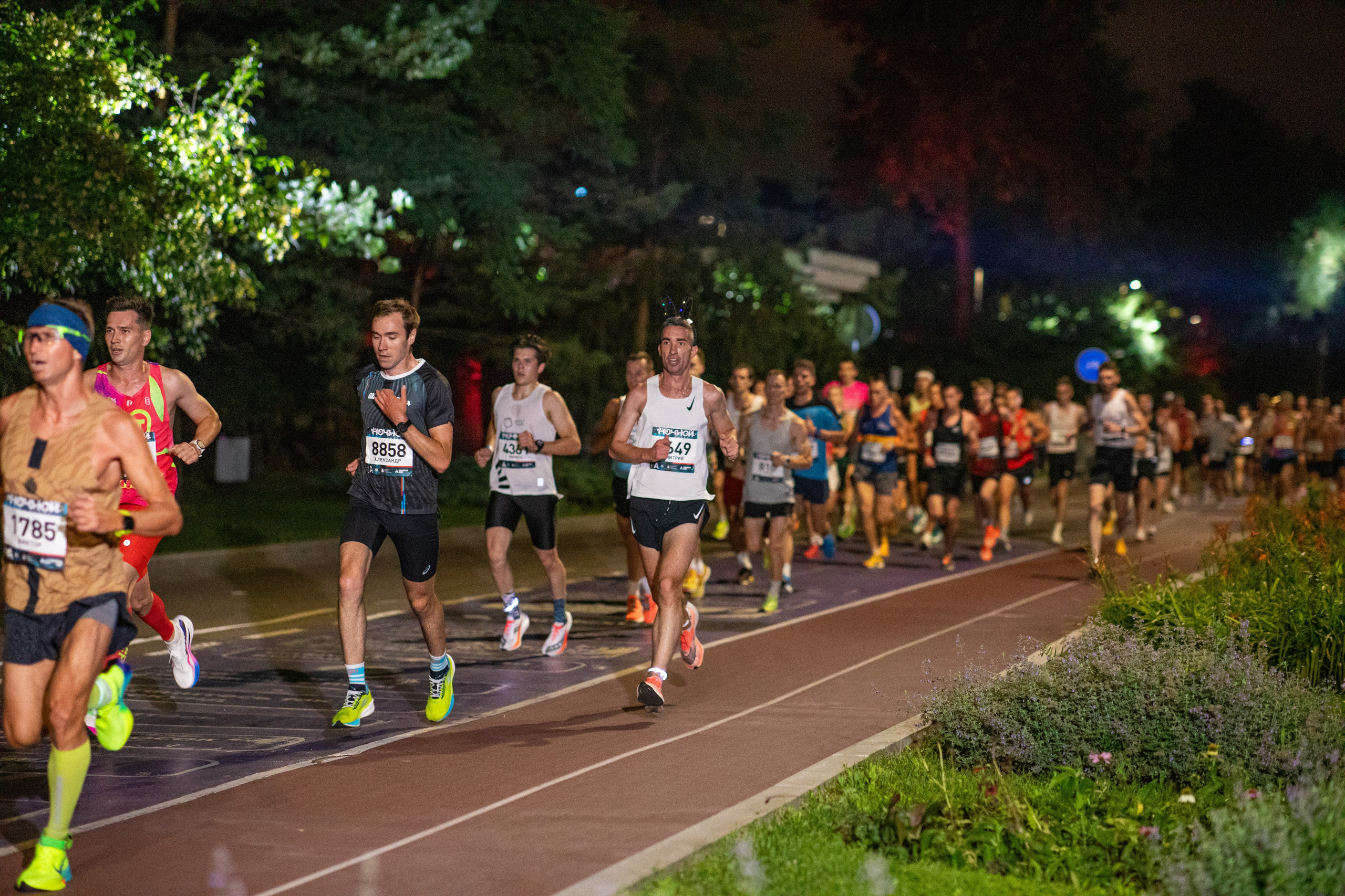 Ночной забег в ленте фотографий бегунов 03.08.24. Фотограф Сергей Ловкий