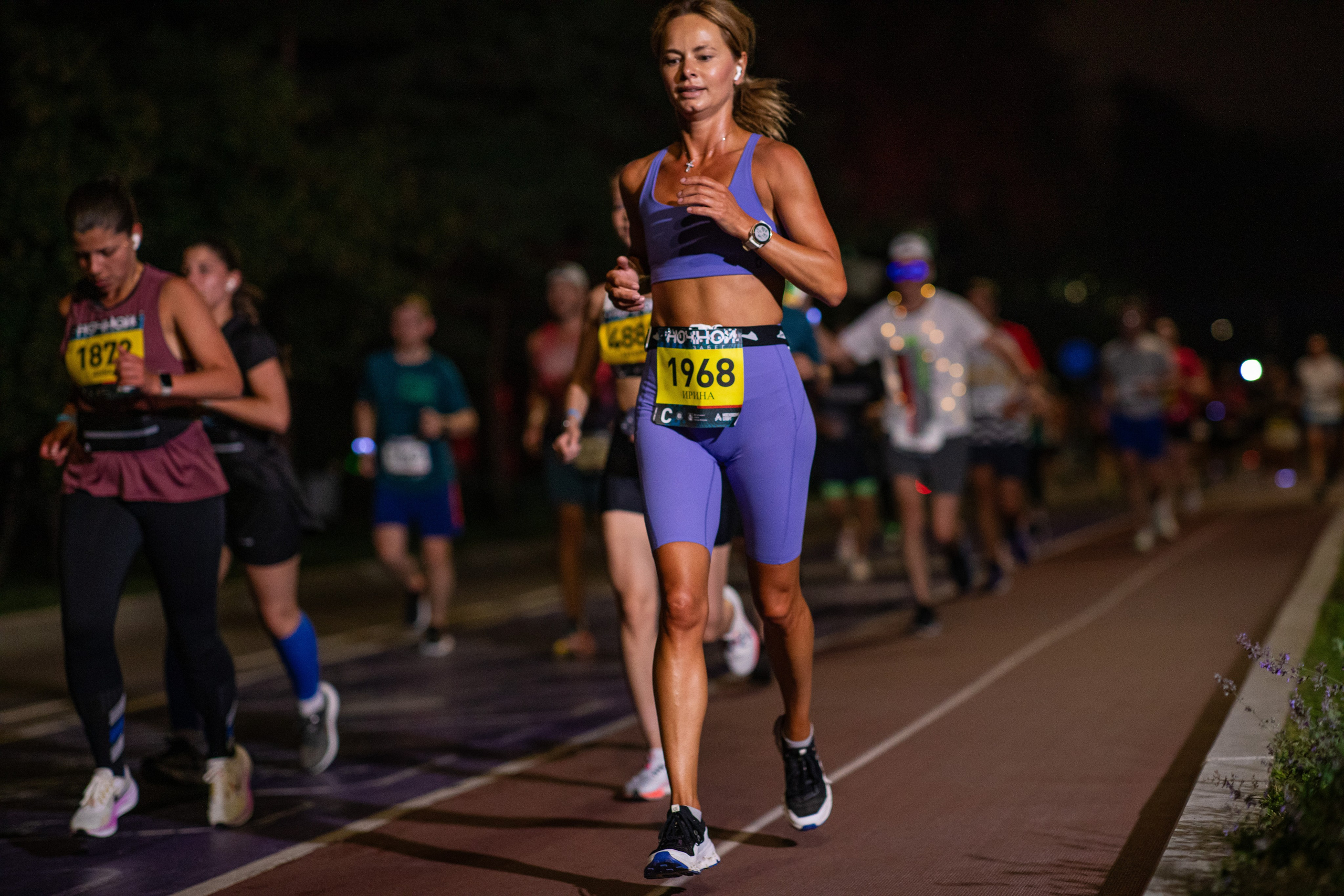 Ночной забег в ленте фотографий бегунов 03.08.24. Фотограф Сергей Ловкий