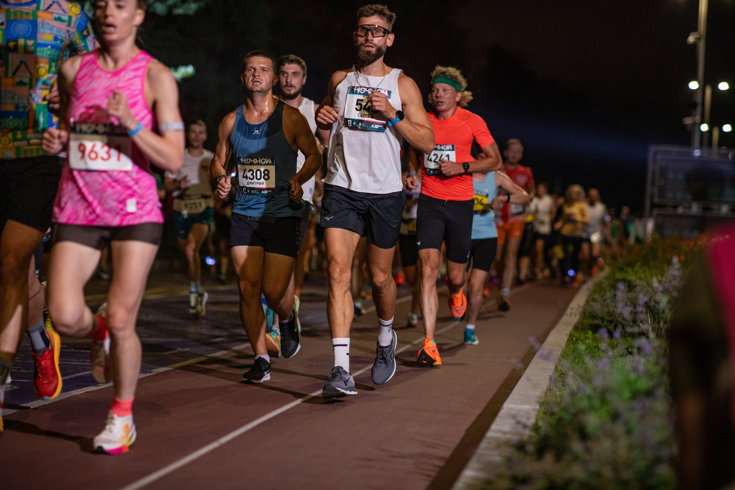 Ночной забег в ленте фотографий бегунов 03.08.24. Фотограф Сергей Ловкий