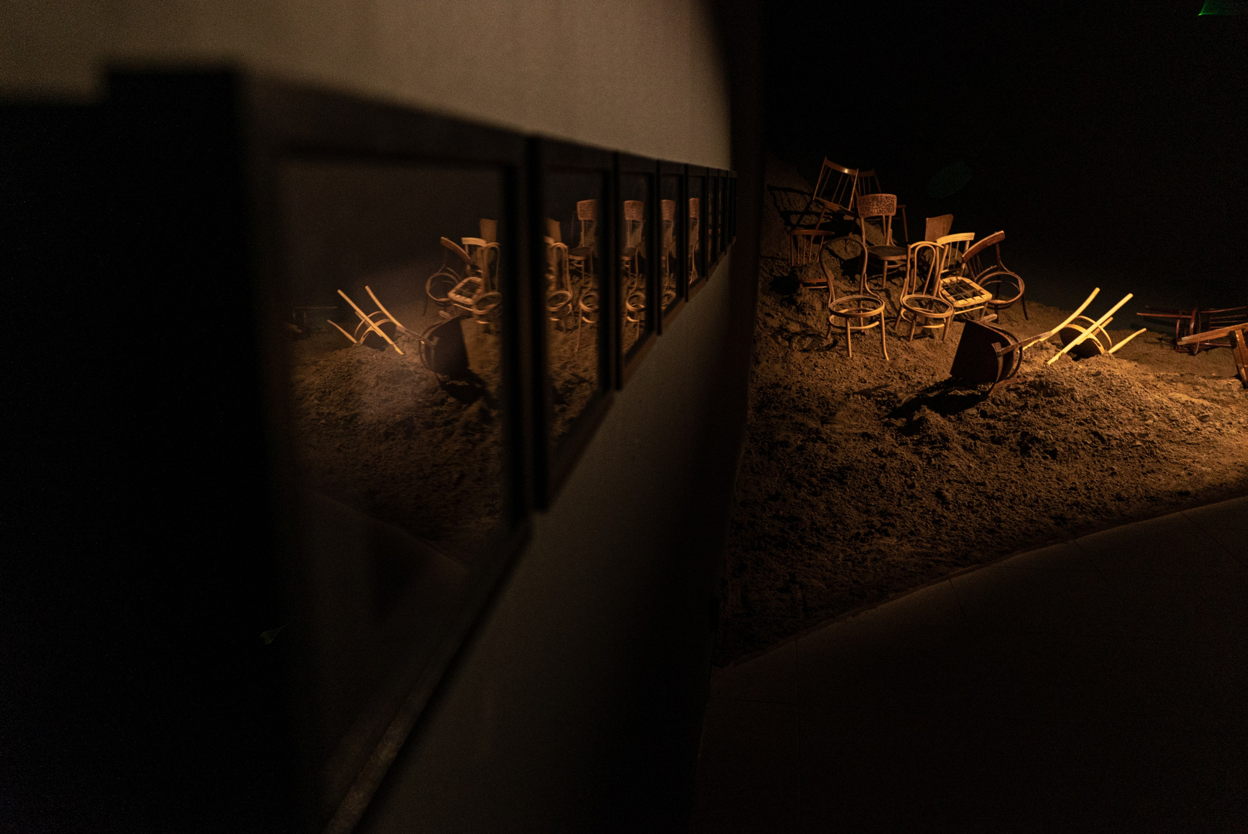 ОДИН СТУЛ, МНОГО СТУЛЬЕВ. Художественная группа «Нежные Бабы»