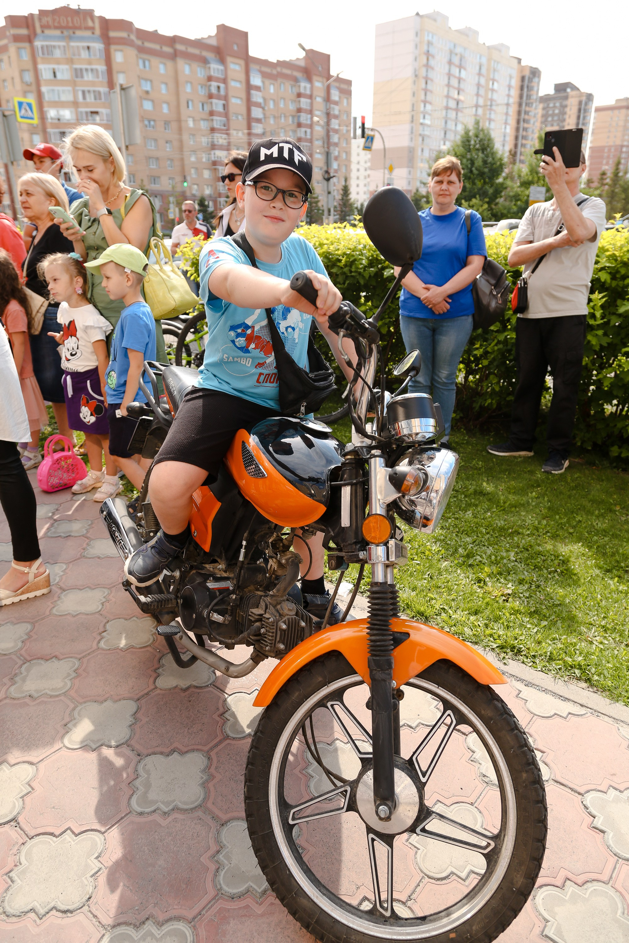 Уличная презентация автошколы. Портретный и репортажный фотограф. Мыльников Илья