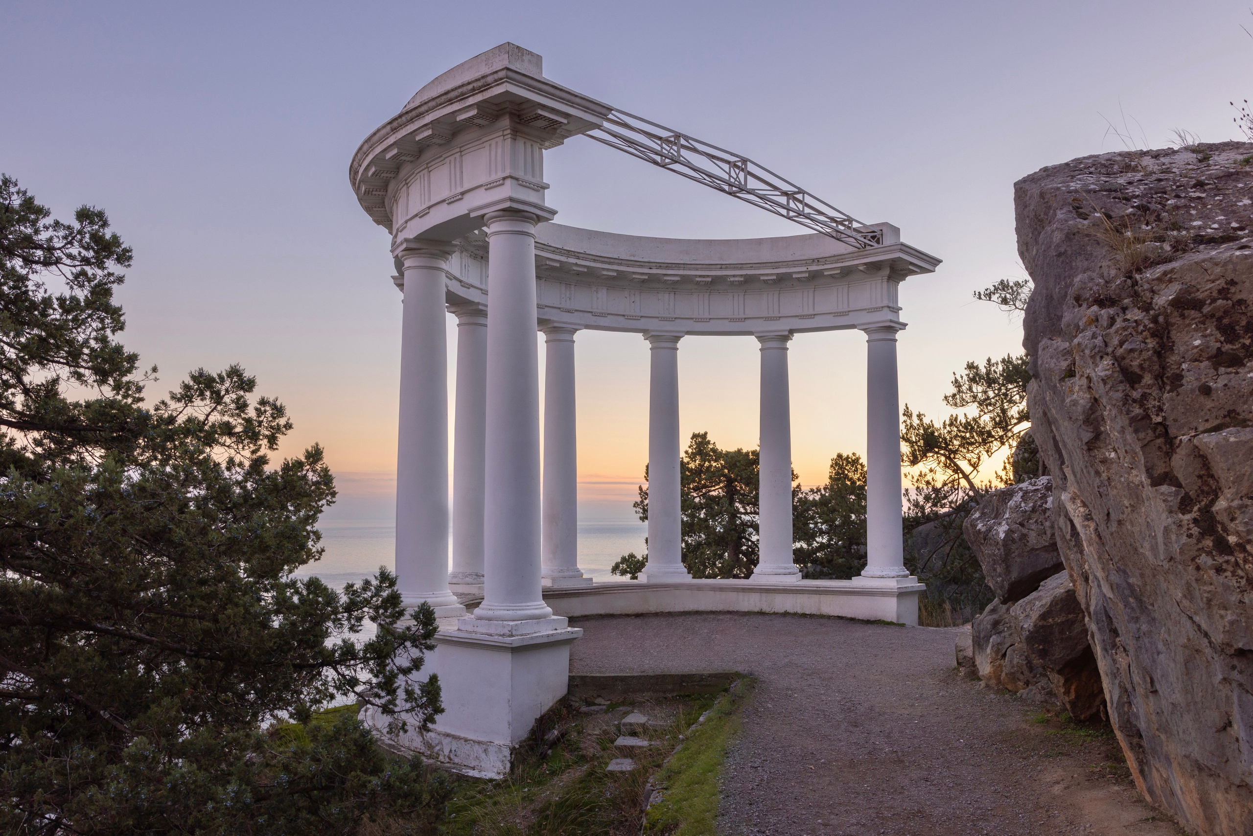 Полуратонда на Солнечной тропе в Ливадии
