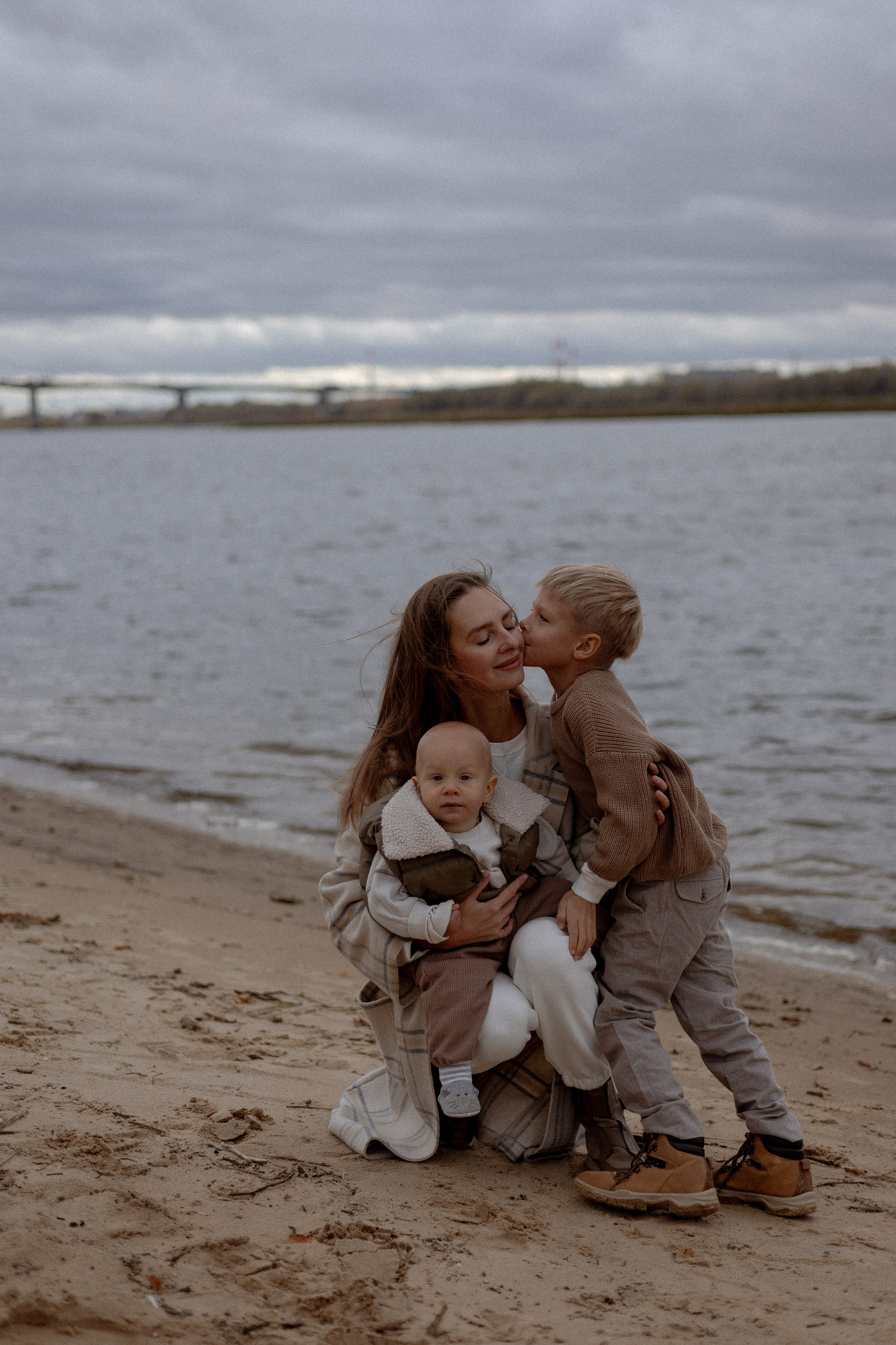 Прогулка у реки. Свадебный и семейный фотограф Ксения Маллер