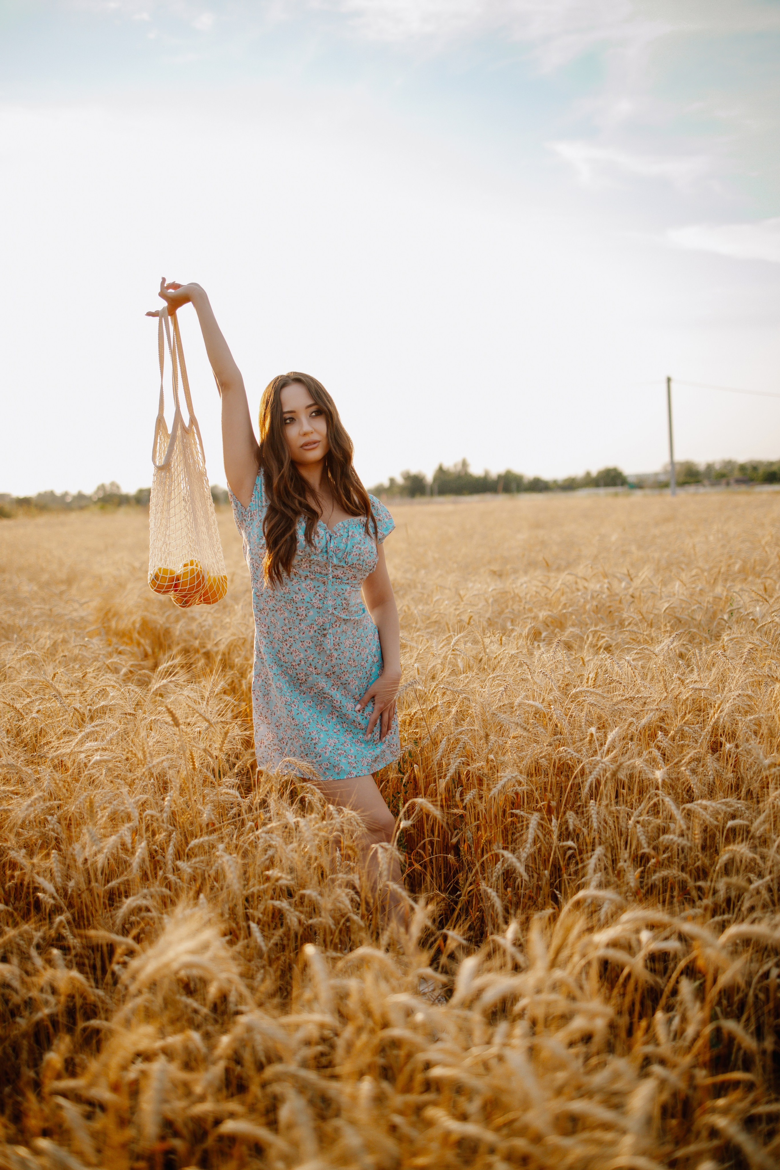 Фотосессия красивой девушки на полях в Серпухове