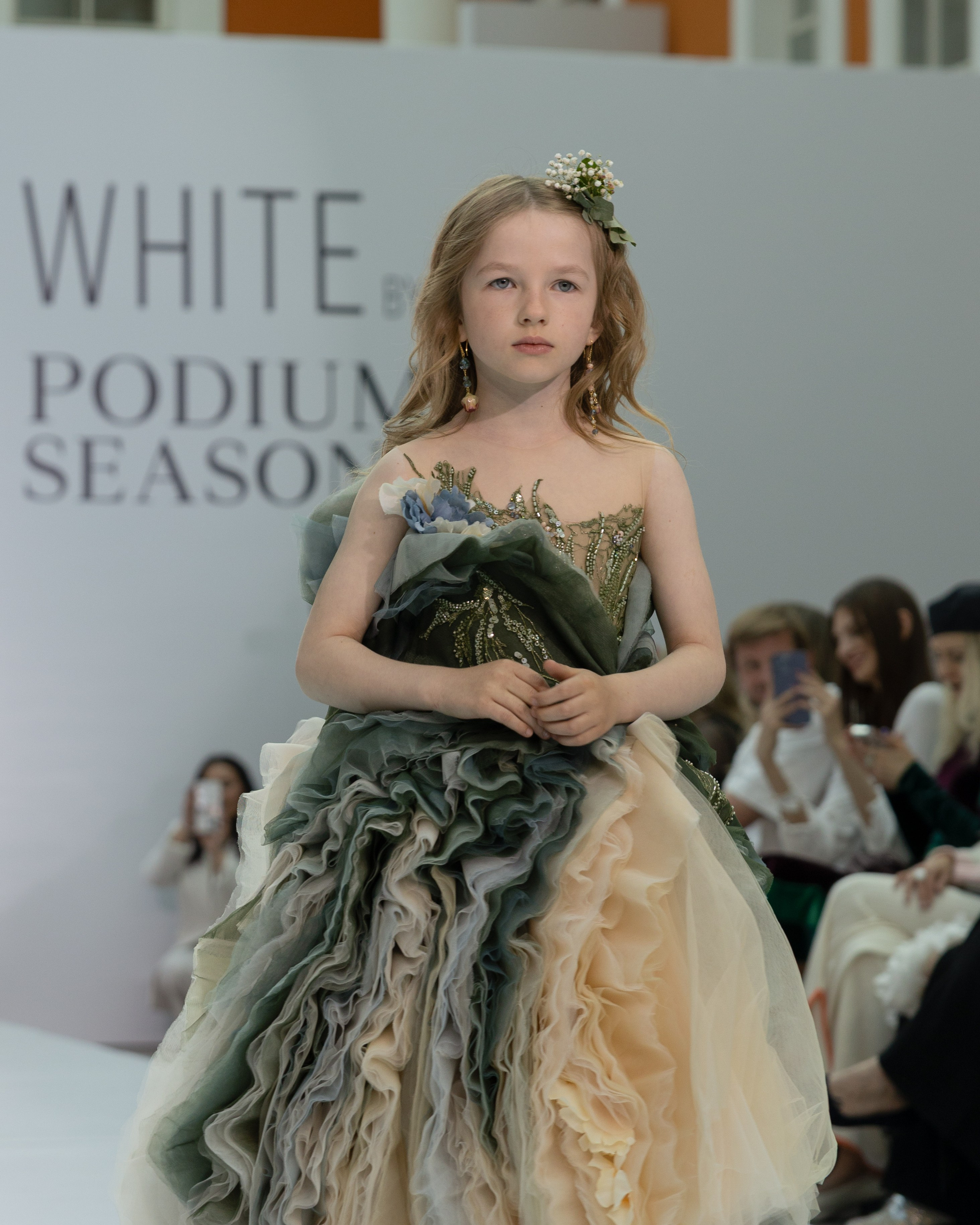 <img src="image.jpg" alt="репортаж с модного показа в Санкт-Петербурге">