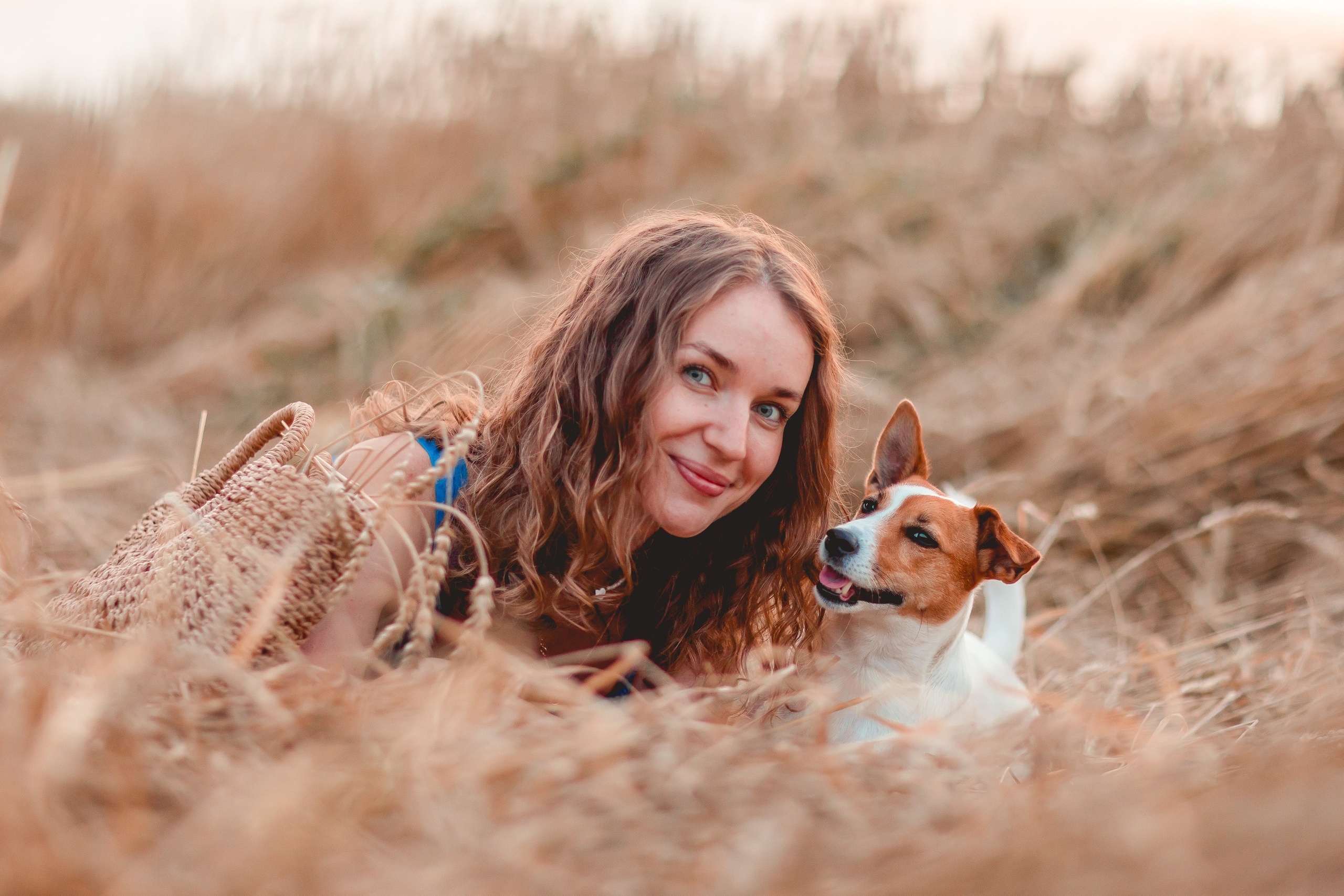 Катя и Холюша в пшеничном поле. Семейный фотограф анималист Мария Крючкова