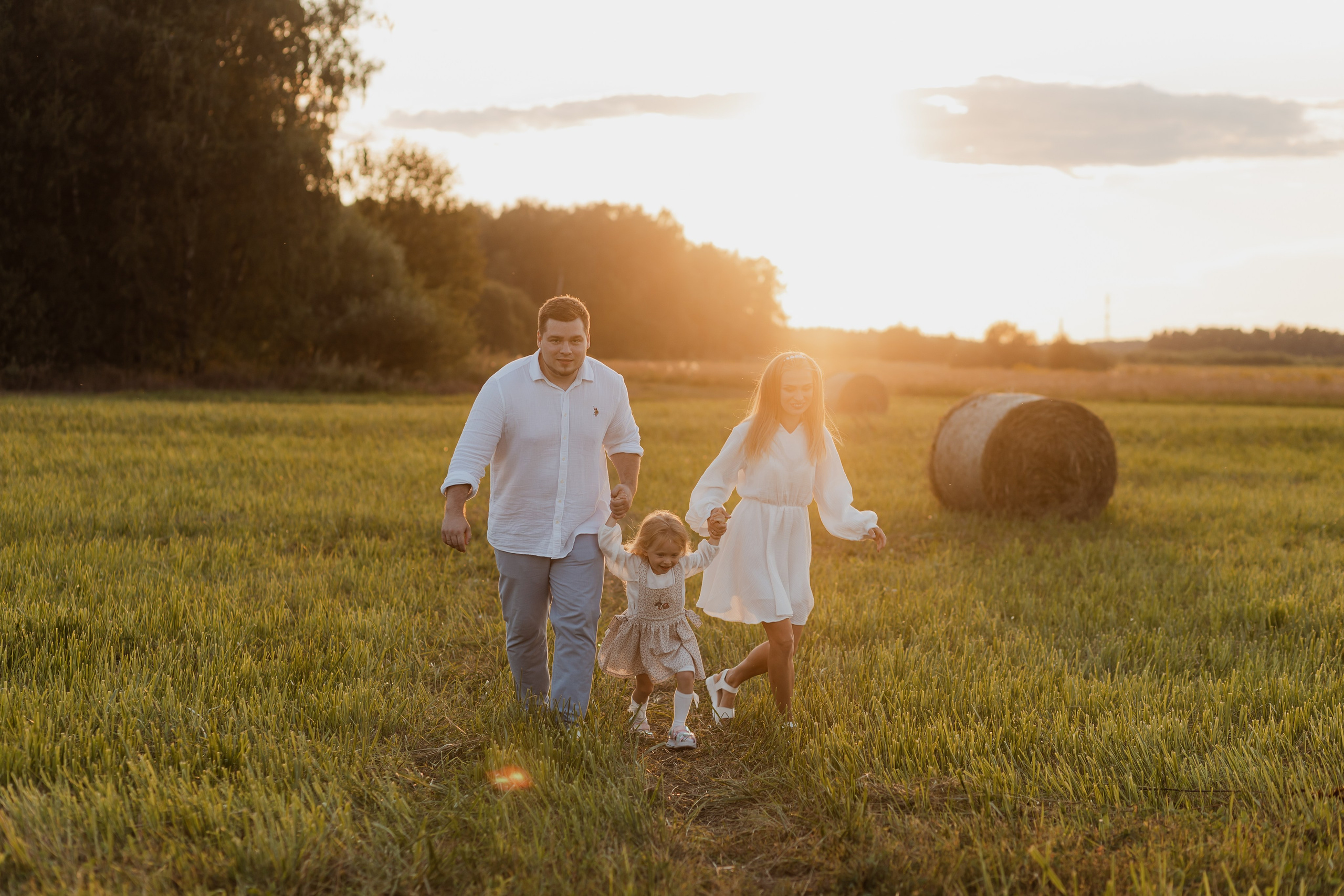 Семья Смирновых в поле с сеном. Семейный и детский фотограф в городе Подолск МО Крылова Ирина