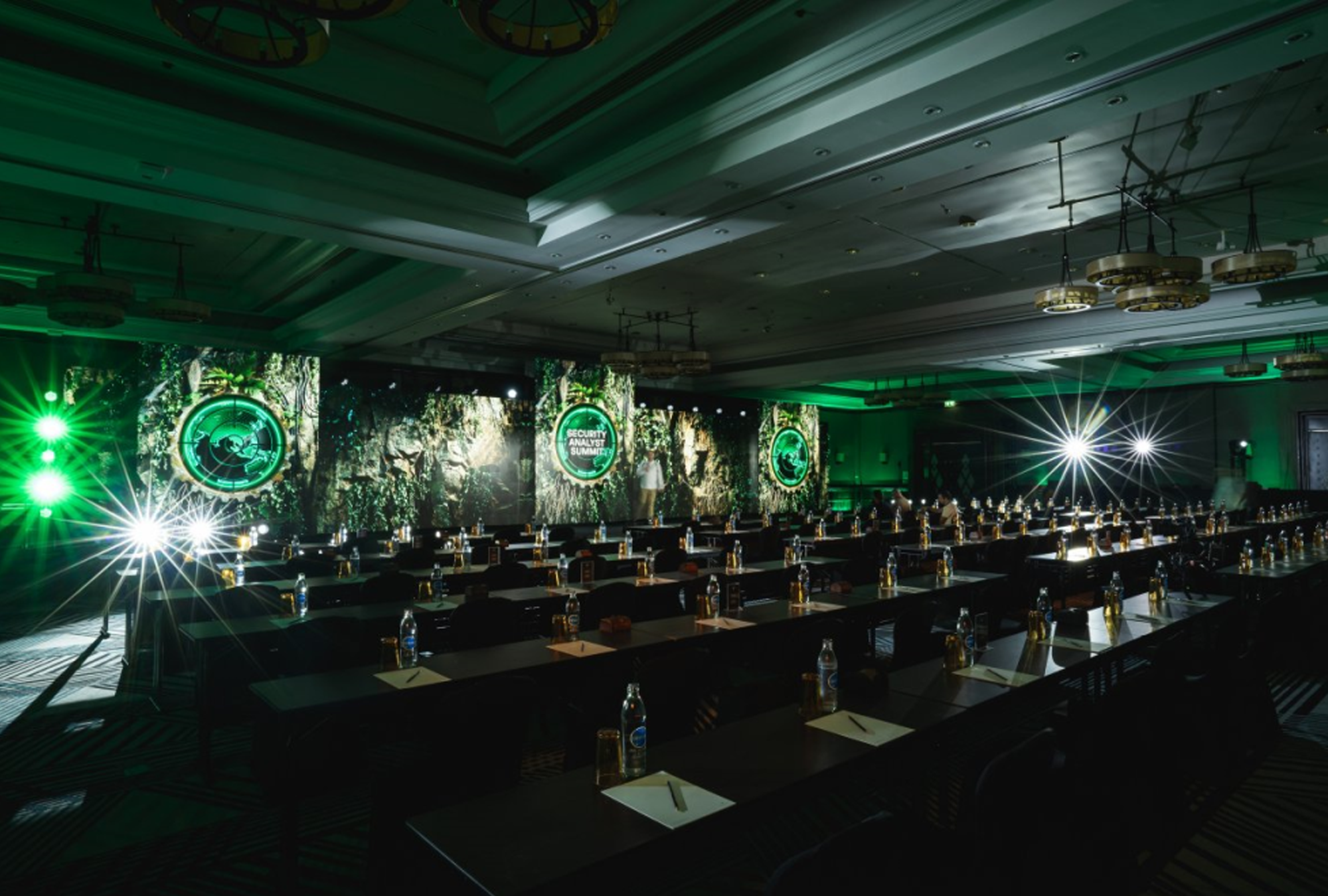 Организация и техническое обеспечение конференции на Пхукете с использованием светового и звукового оборудования, а также светодиодных экранов.