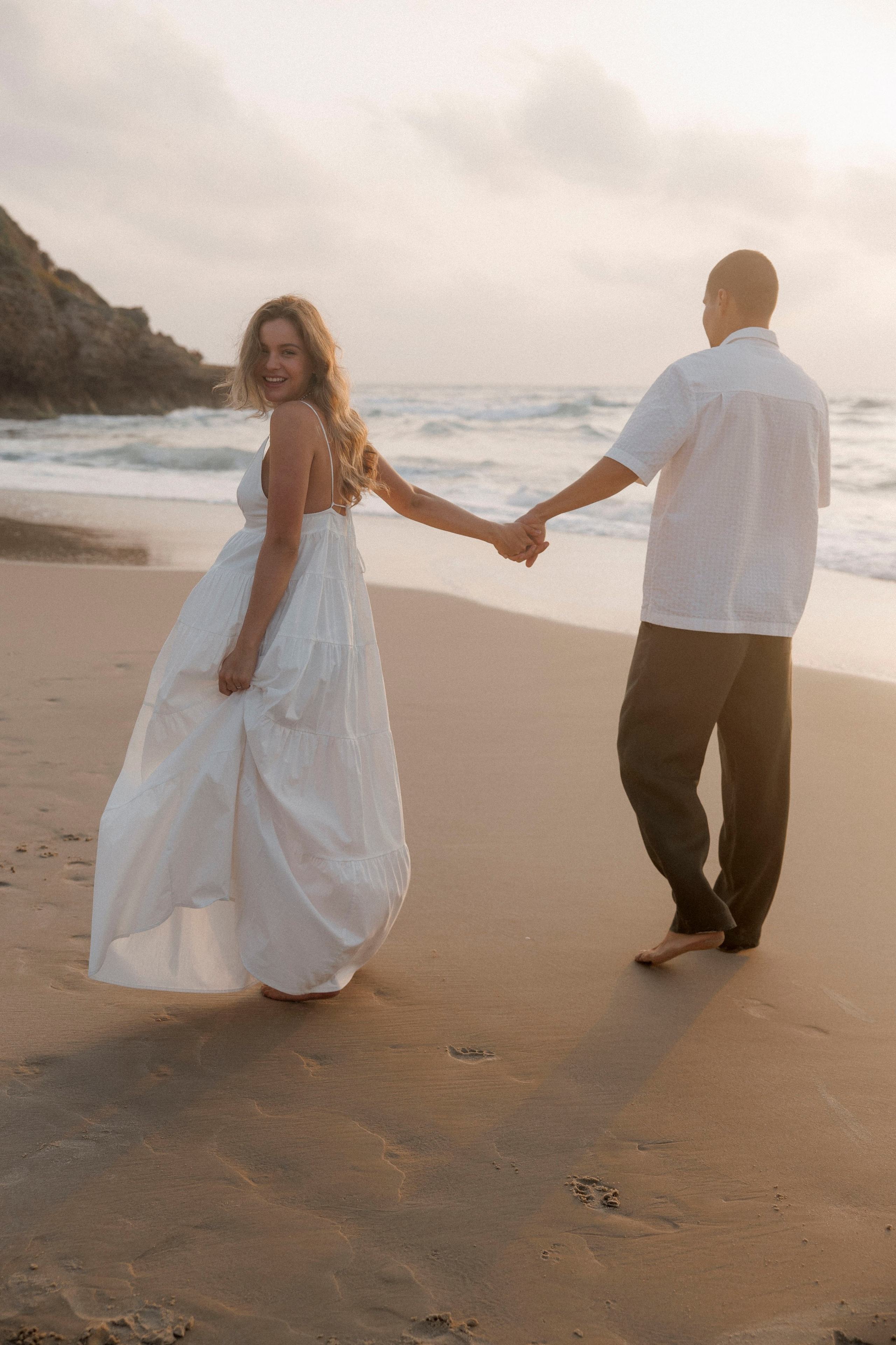 Pregnancy photoshoot near the sea (cloudy weather). Главная