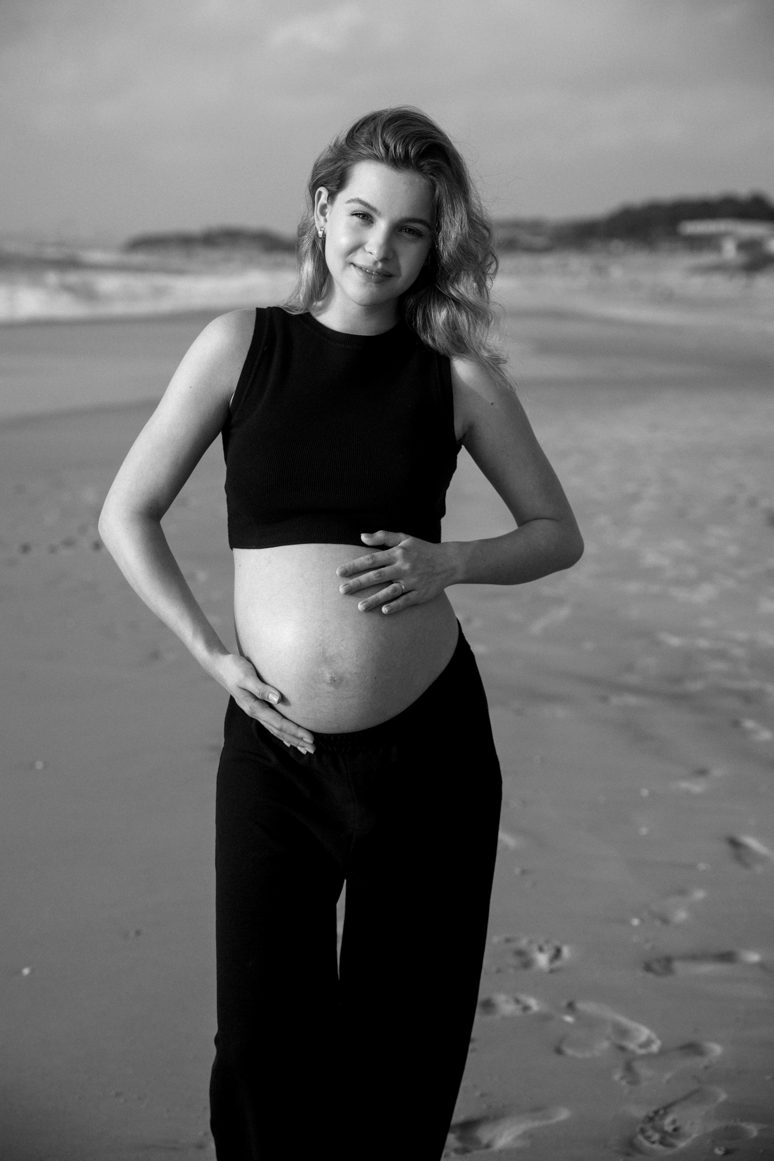 Pregnancy photoshoot near the sea (cloudy weather). Главная