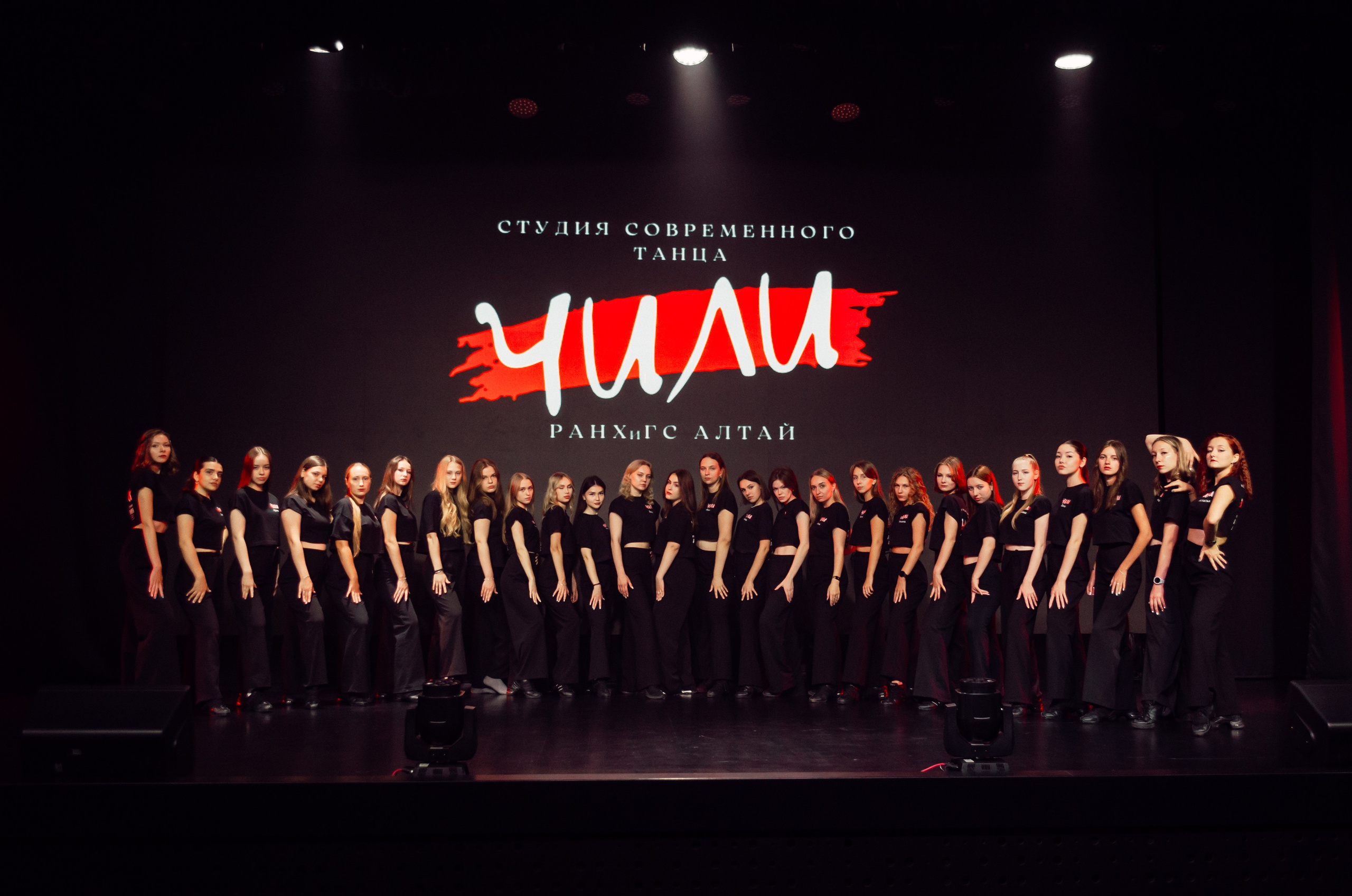 Групповая фотосъемка танцевального коллектива. Денисова Аля — фотограф для парных съемок и индивидуальных историй в Барнауле