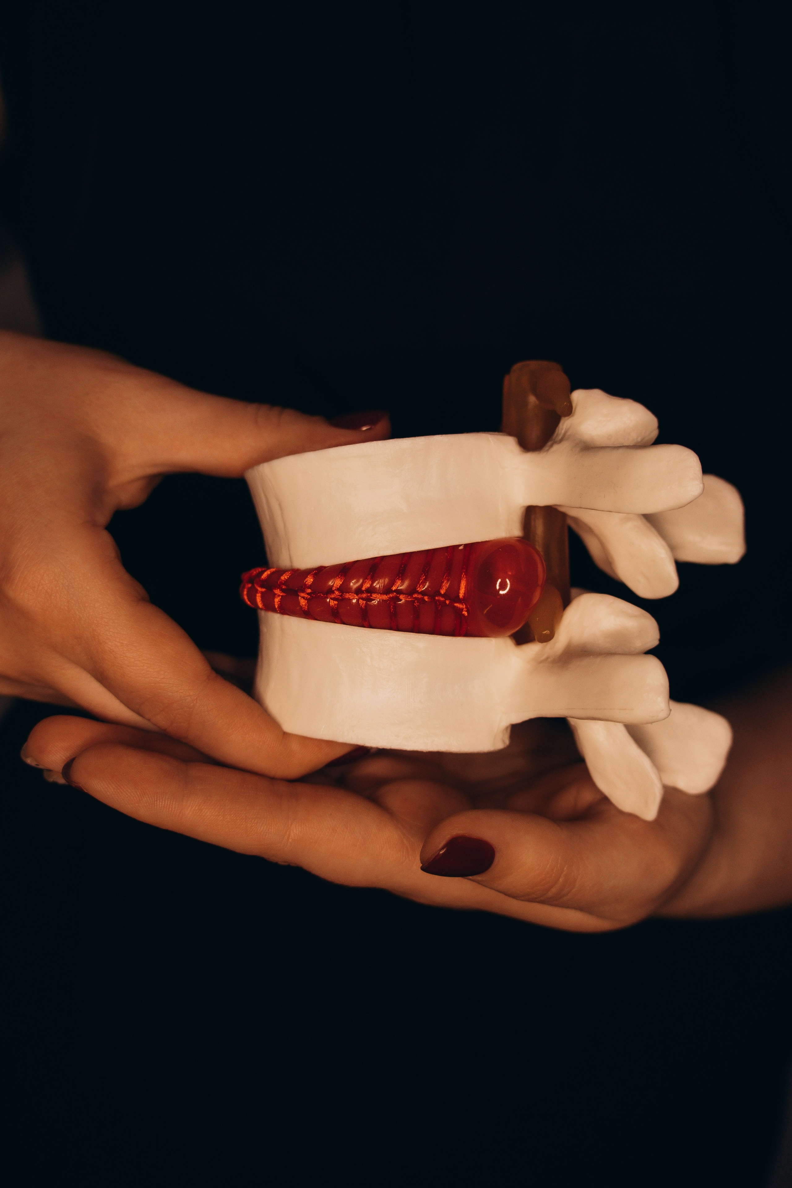 Массажист наглядно показывает, как выглядит грыжа