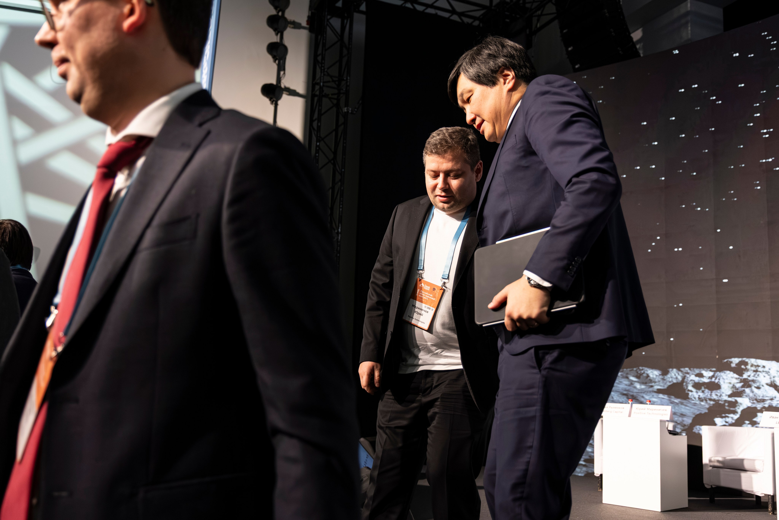 Участники расходятся: финал сессии, обмен контактами.