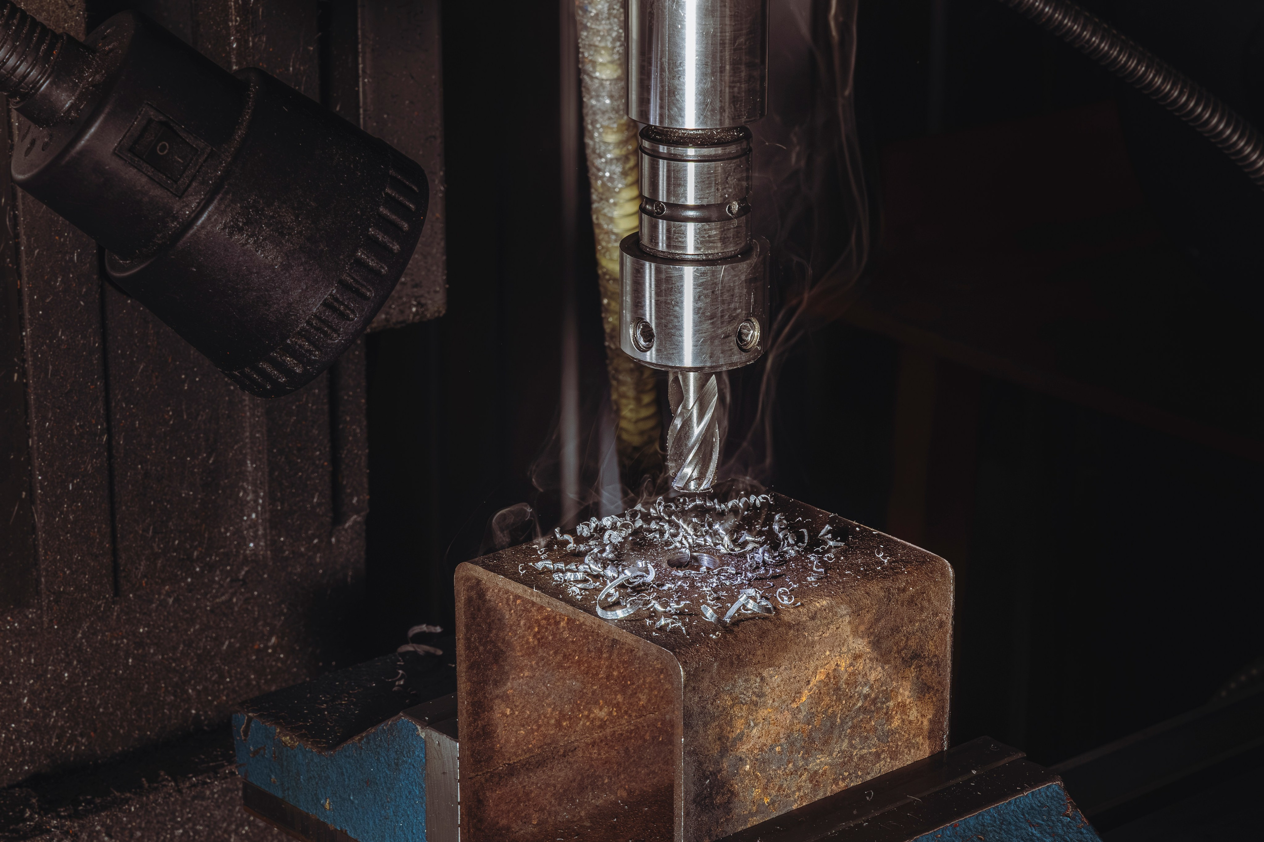 Оборудование цеха: фрезеровочный аппарат для производства компонентов захватов.