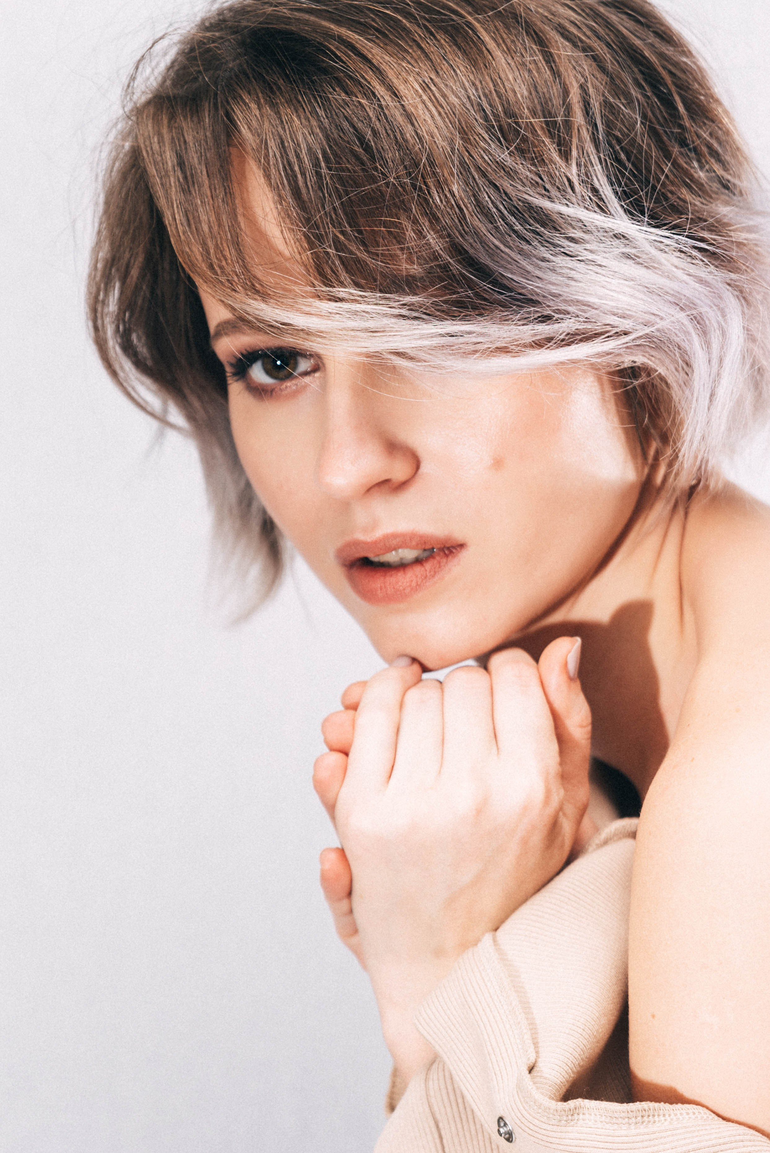 Саша и вино | портреты на белом фоне. Фотограф и видеограф в Москве и Абу Даби Мария Кулагина