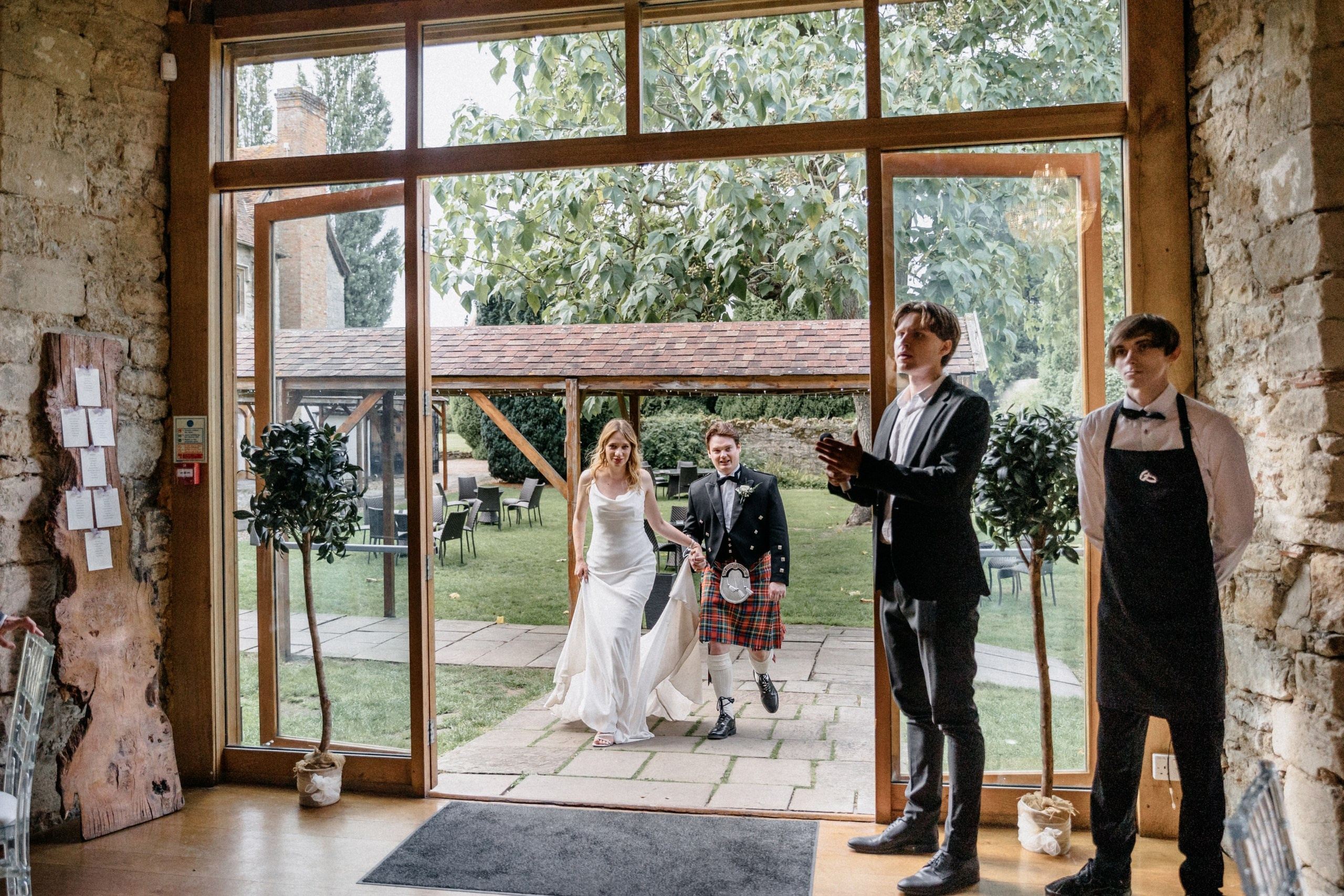 Ana & Tom Wedding at Notley Abbey. Moments Catchers — Wedding Photography & Video Duo in London