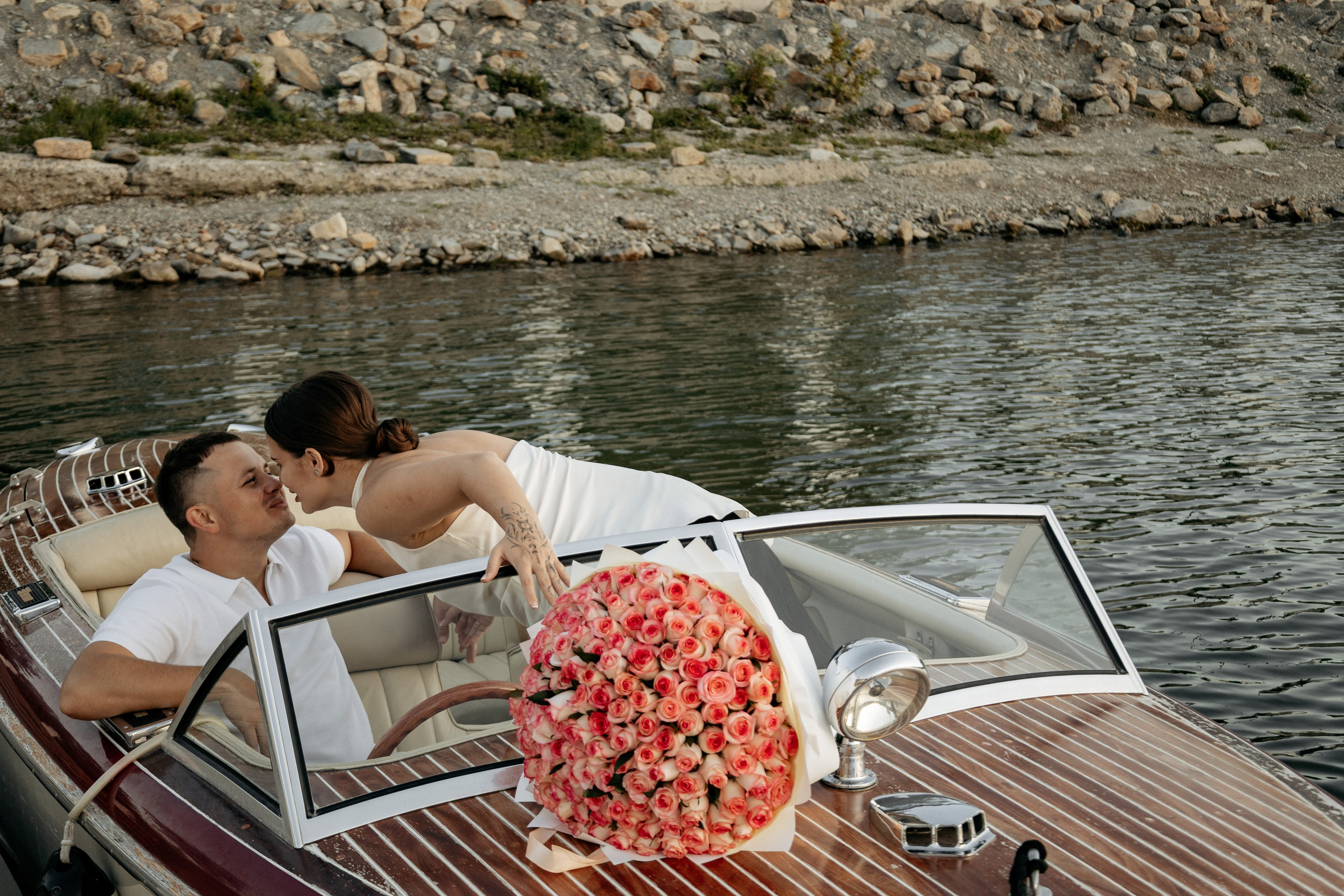 Момент уединения: пара наедине с природой озера Абрау