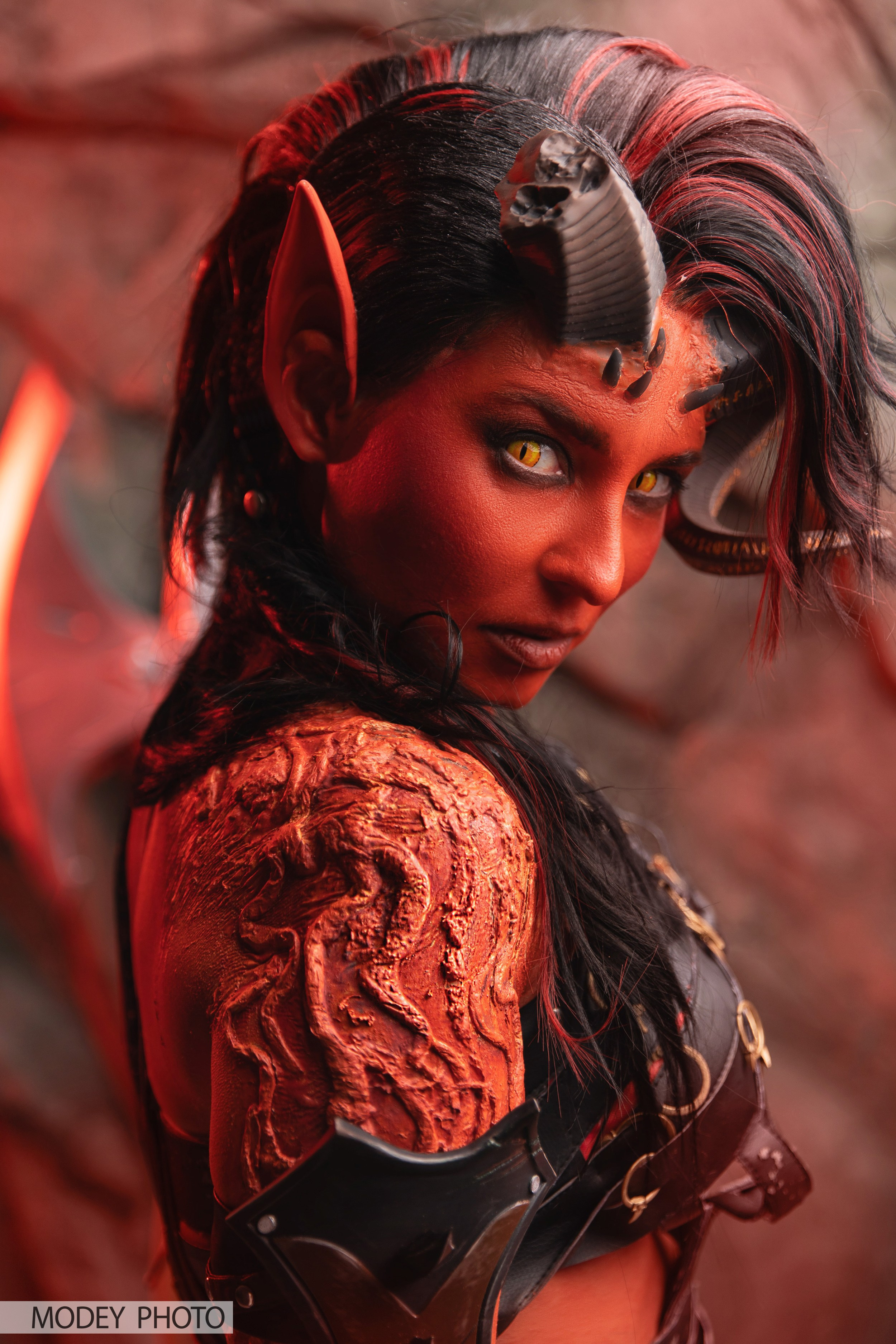 Огненная девушка Карлах из Baldur's Gate 3 (cosplay)