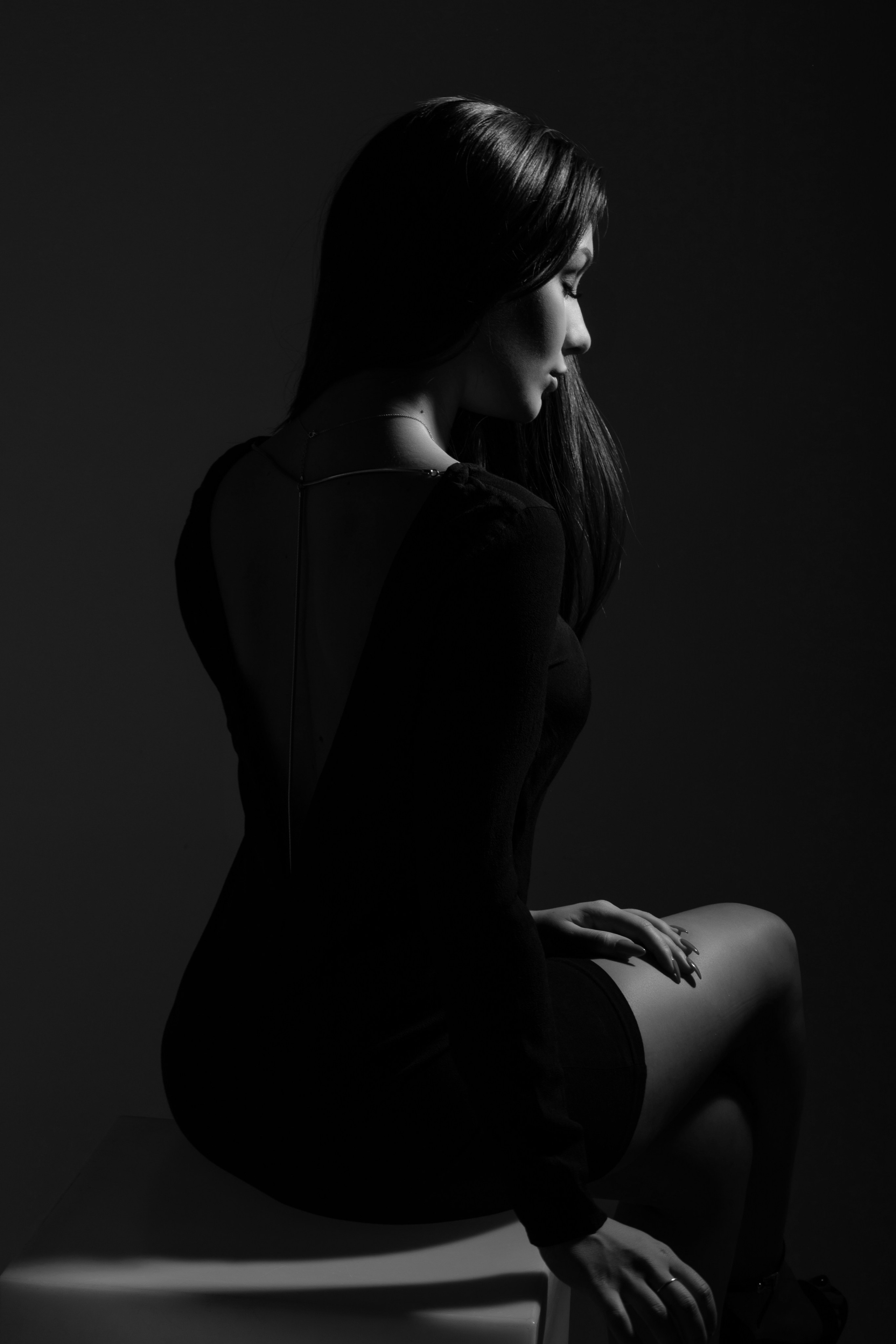 Чёрно-белый женский силуэт на черном фоне