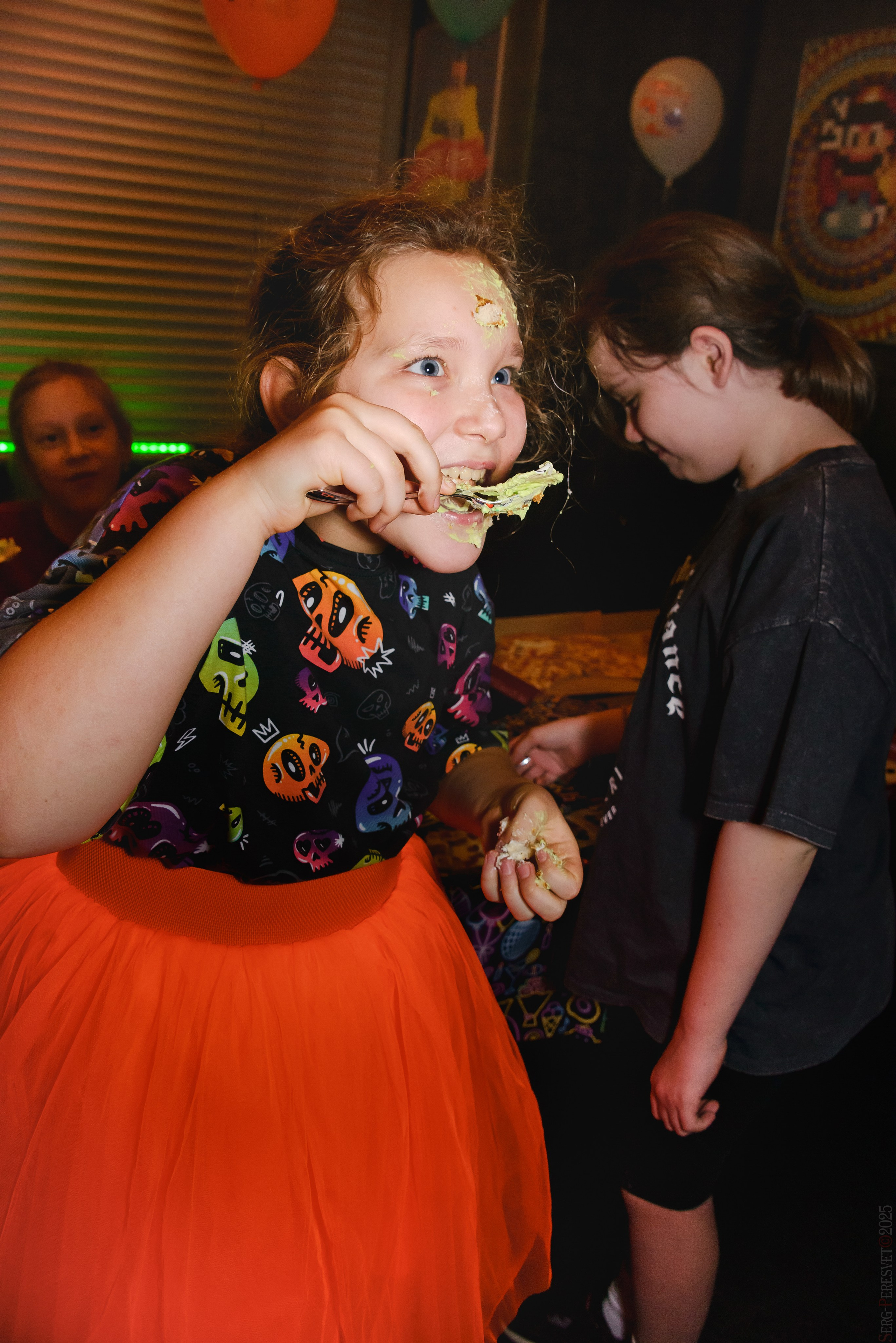 День рождения — шоу 2024-25: мафия, сахарная вата, бумажная дискотека, пиньята, зеркальный лабиринт. Ваш фотограф на праздник в Москве, Раменском, Жуковском, Люберцах