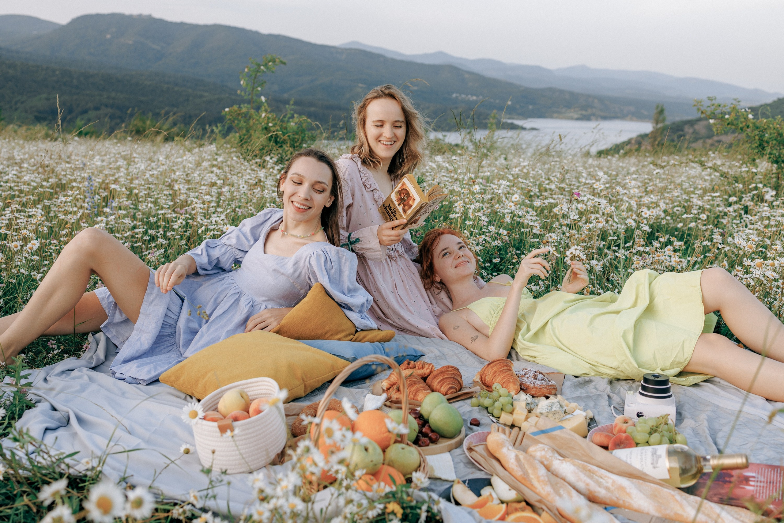 Picnic in the chamomile field in Georgia. Fedor Lemeshko — Destination Wedding and Family Lifestyle photographer