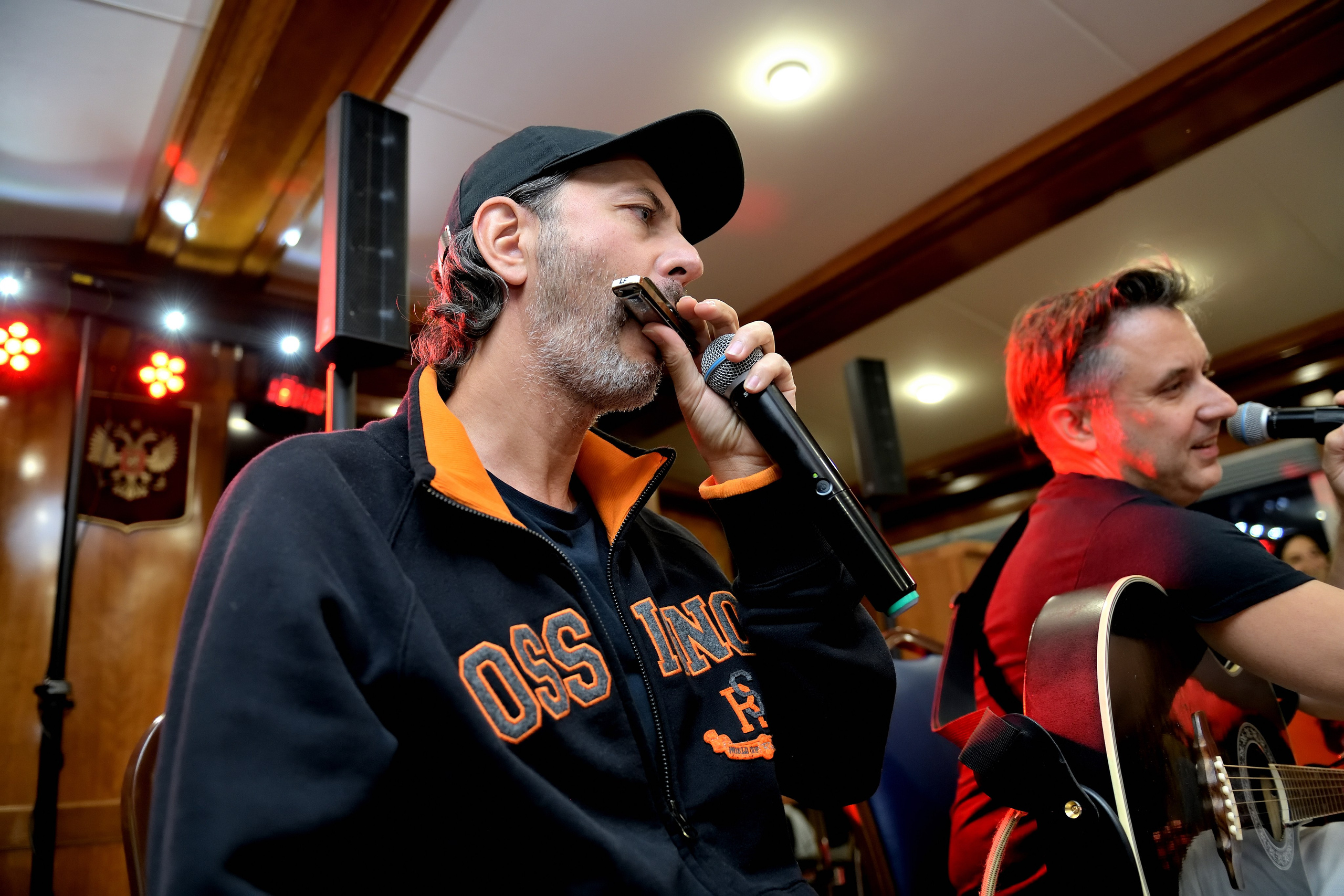 "Музыканты выступают на концерте".