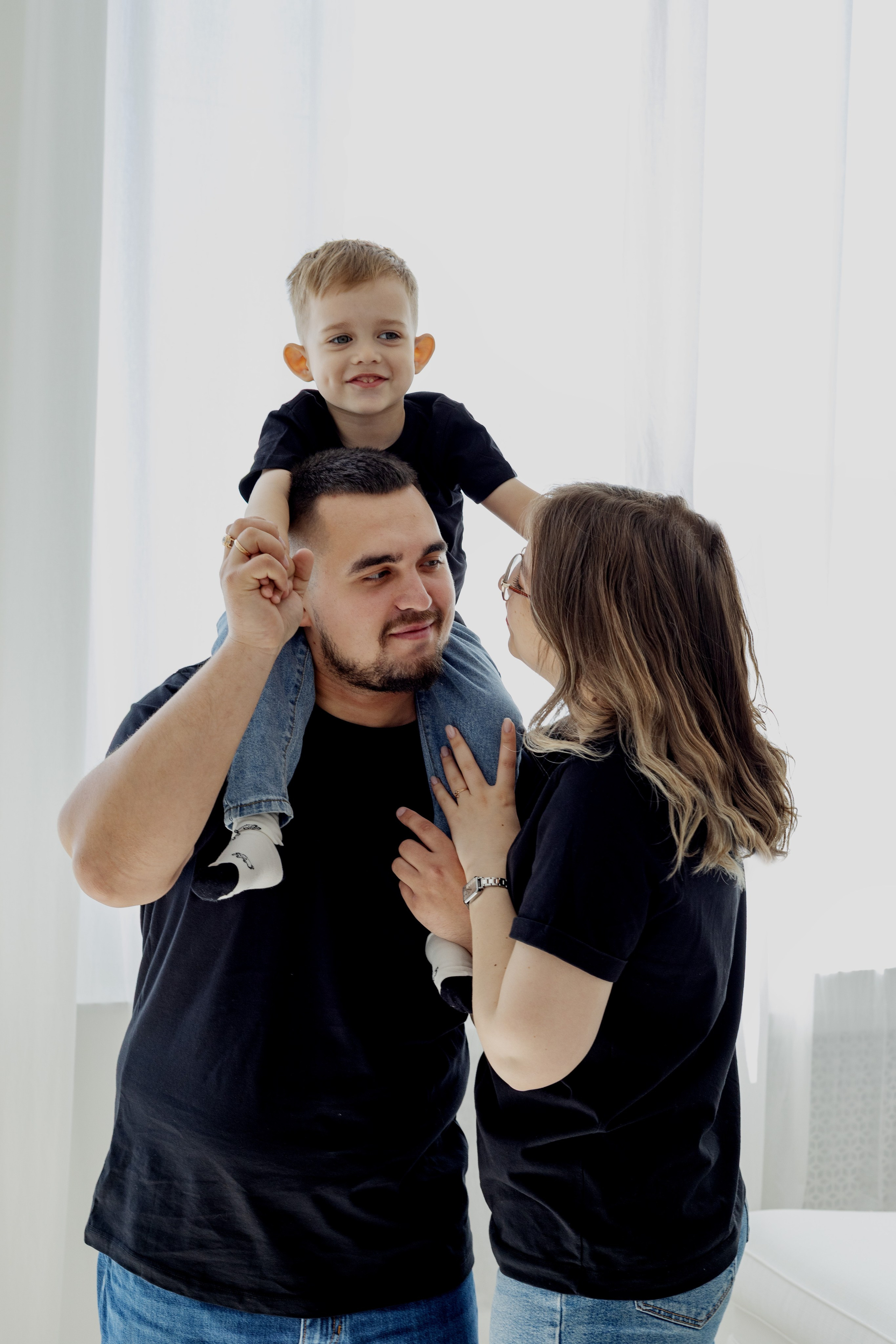 Семейная фотосессия в студии (Михаил, Крестина и Макар). Женский фотограф в Орске Новотроицке Динара Долганова