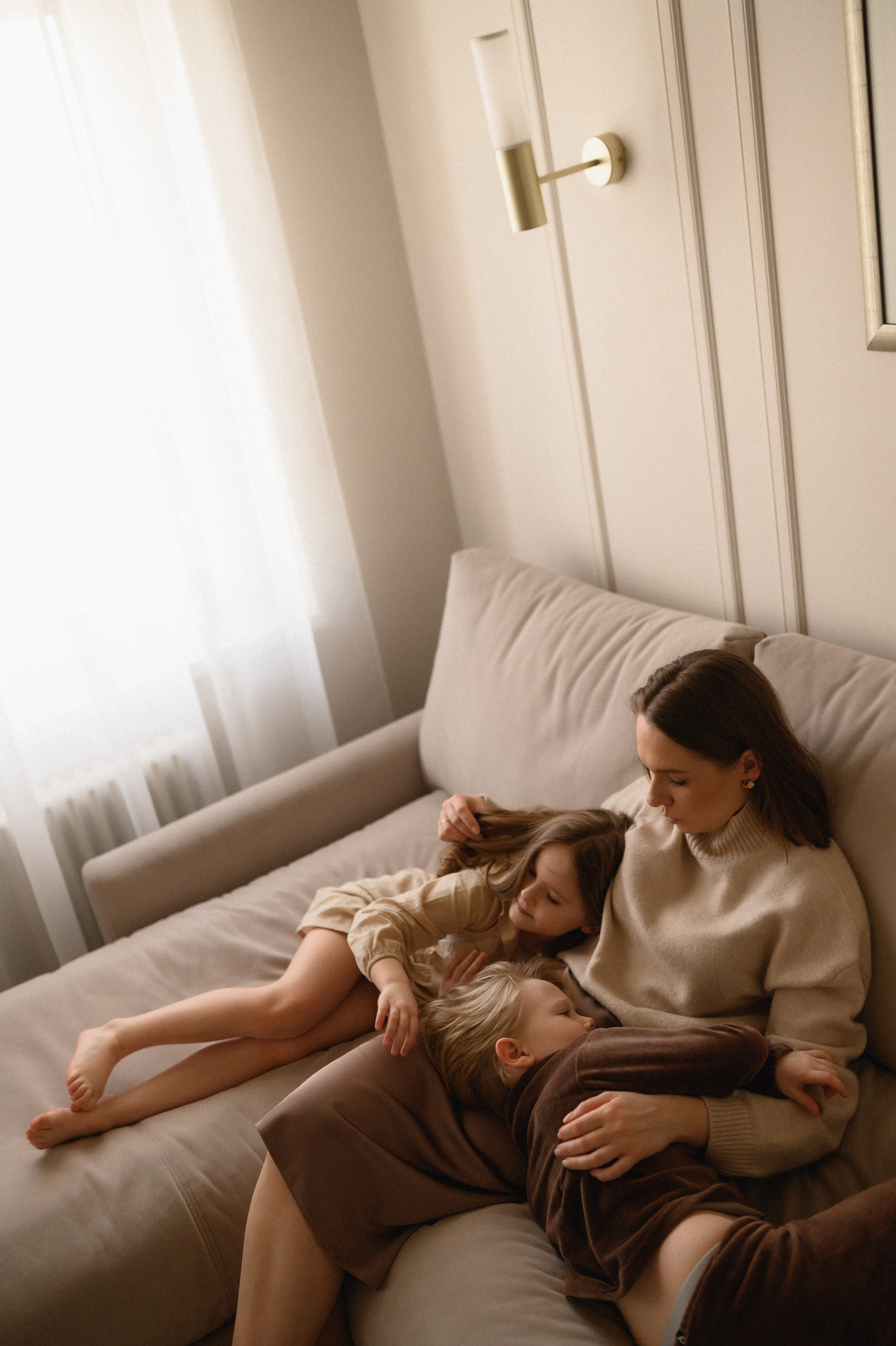 Валентин, Ирина, Евсей, Кира и Агата дома. Семейный и свадебный lifestyle-фотограф в Москве Мария Петрова