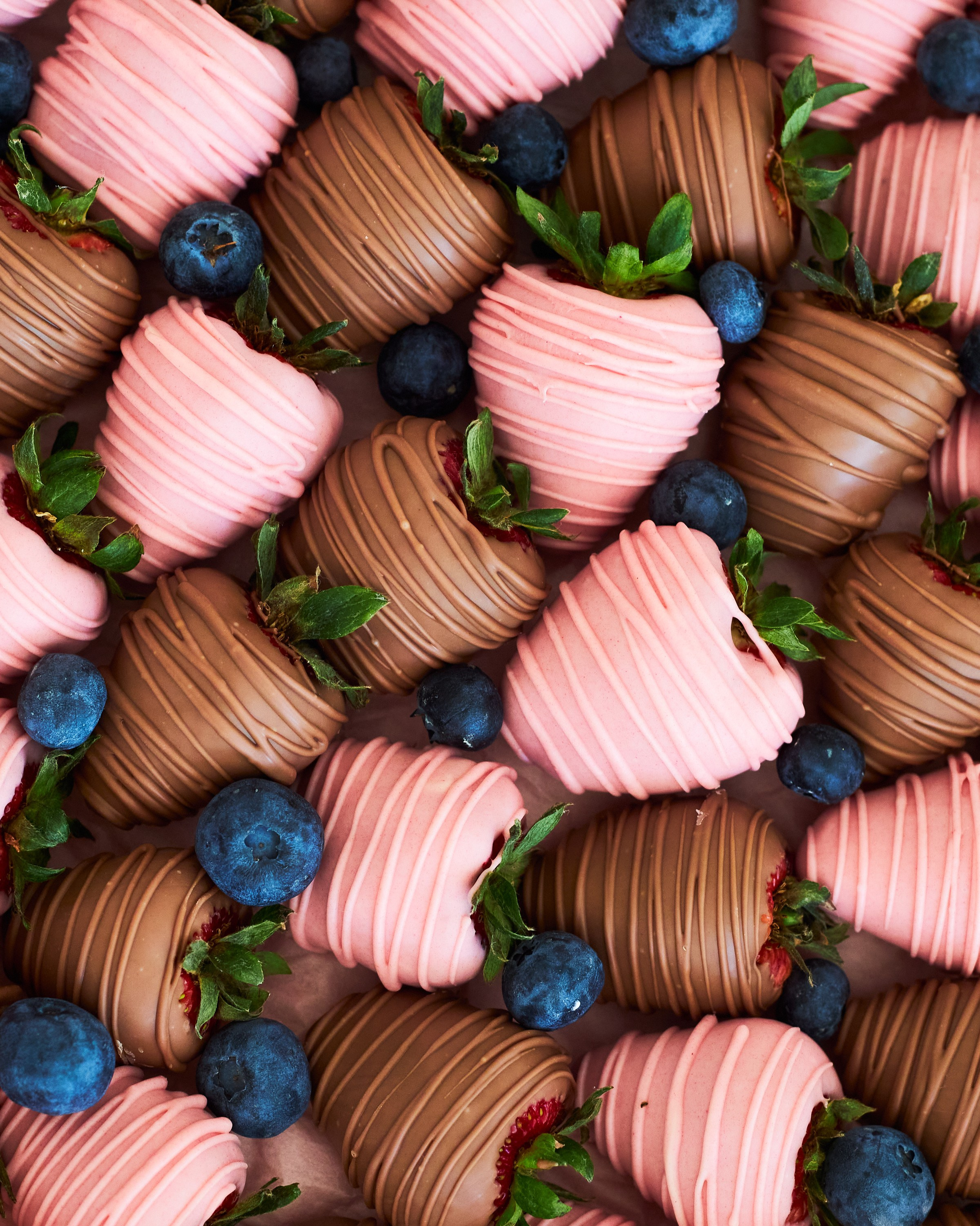 Фуд фотограф Екатеринбург клубника в шоколаде подарки десерты съемка для ВБ Екб