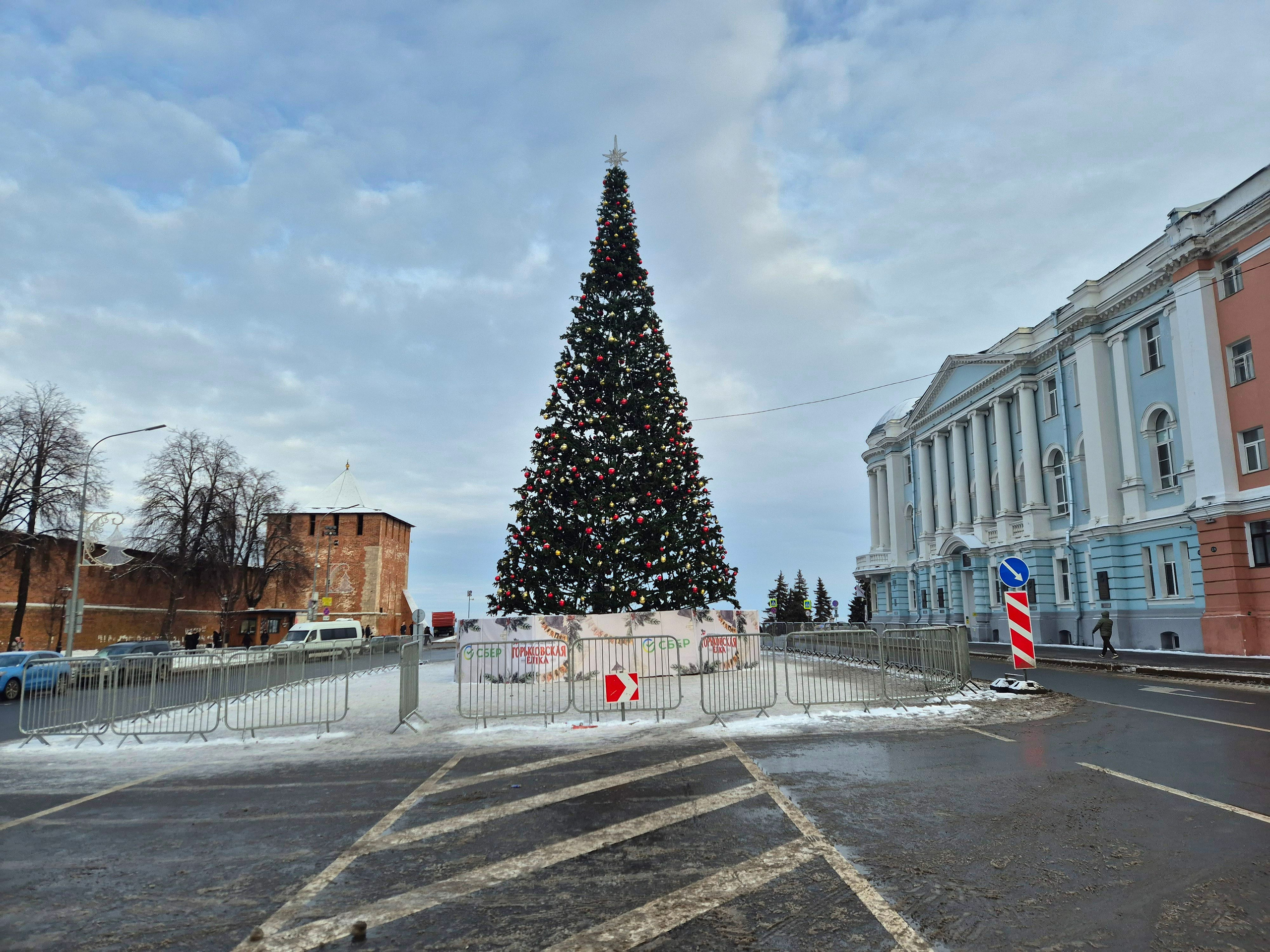 Рядом на площади установлена елка, судя по всему, главная городская
