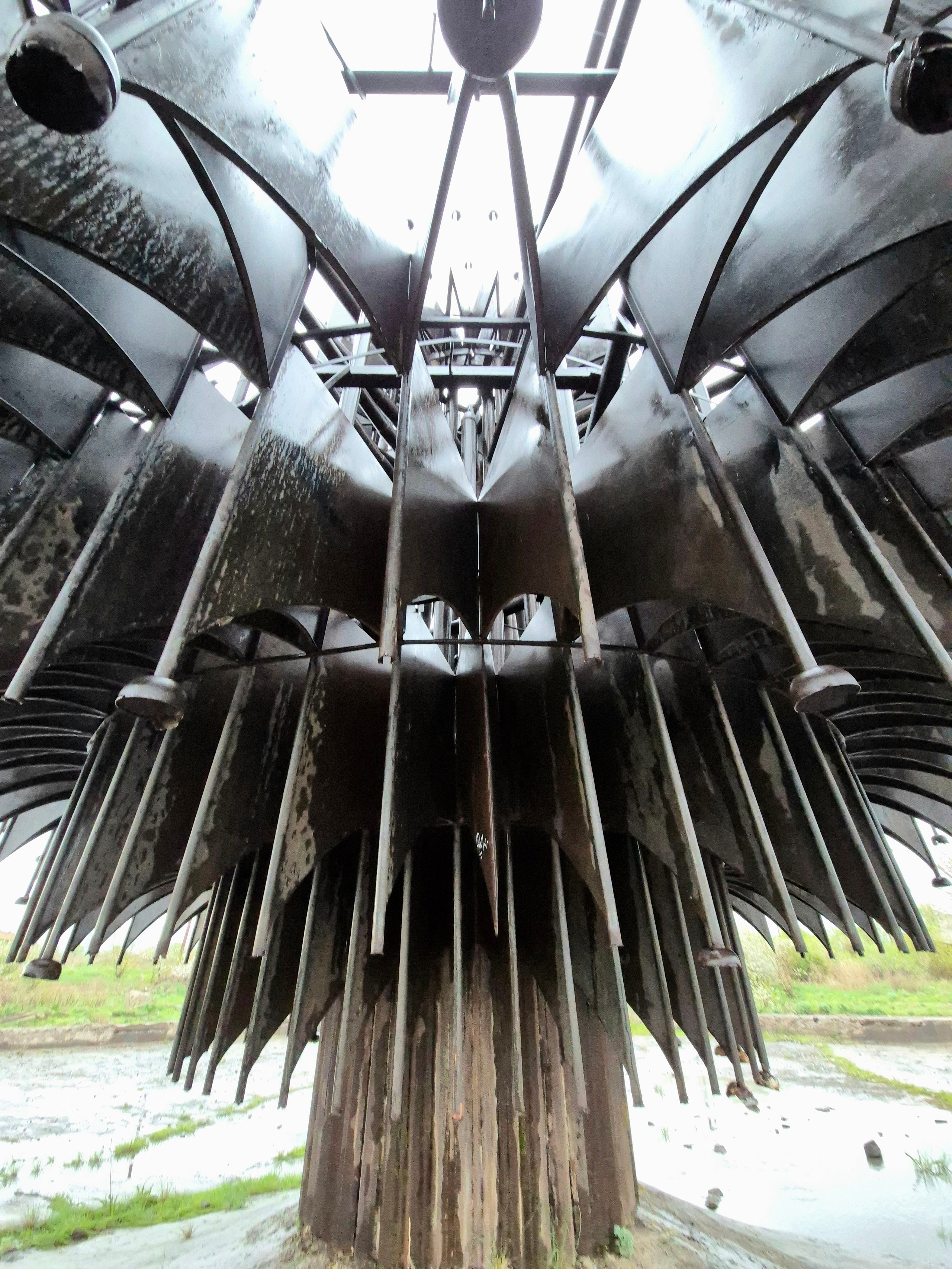 Коммуникации пострадали во время землетрясения, а конструкция сохранилась