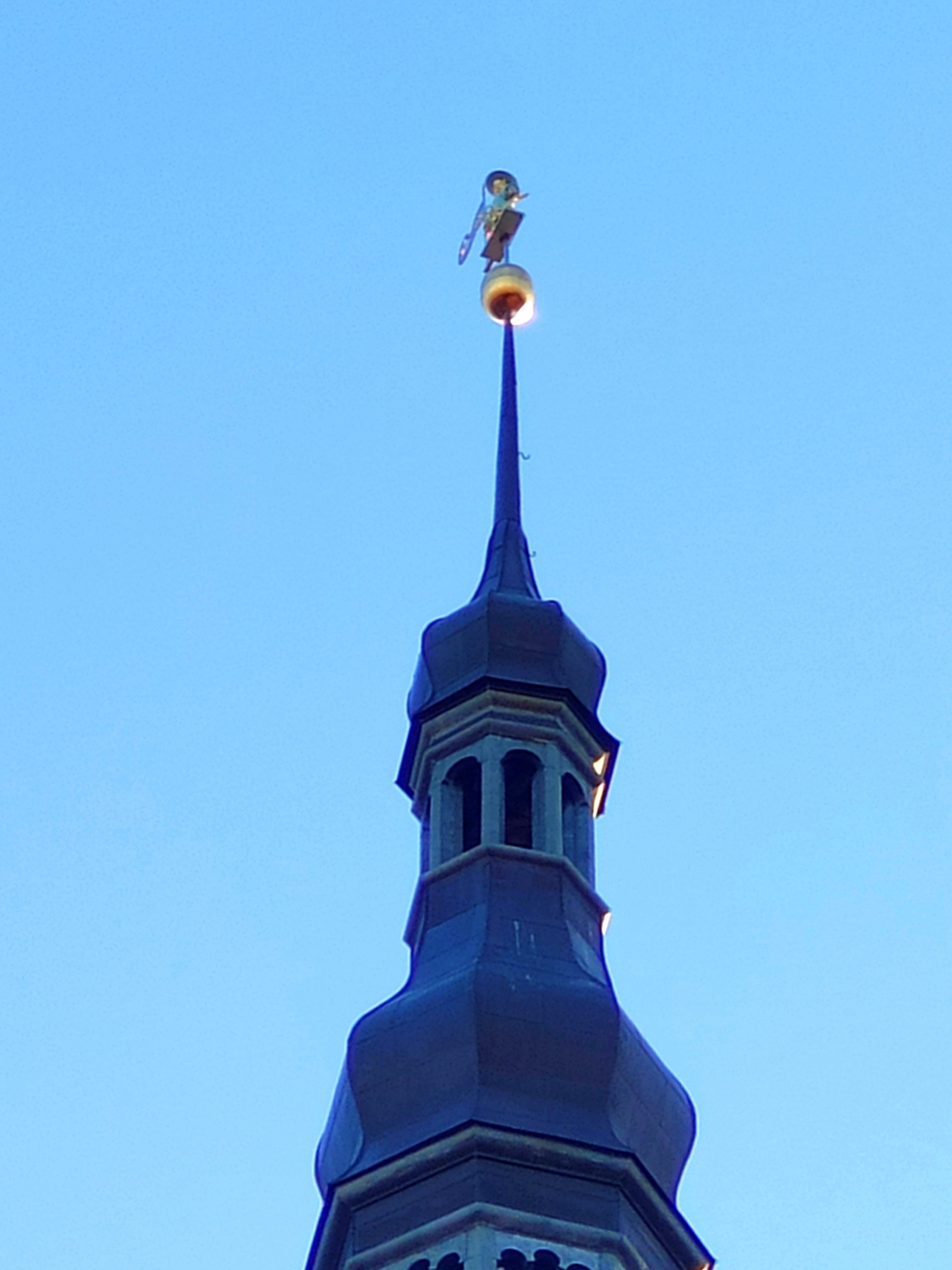 Ратуша Таллина и флюгер Старый Томас. Ратуша в современном виде сохраняется с 1404 г., а флюгер - уже третий. 