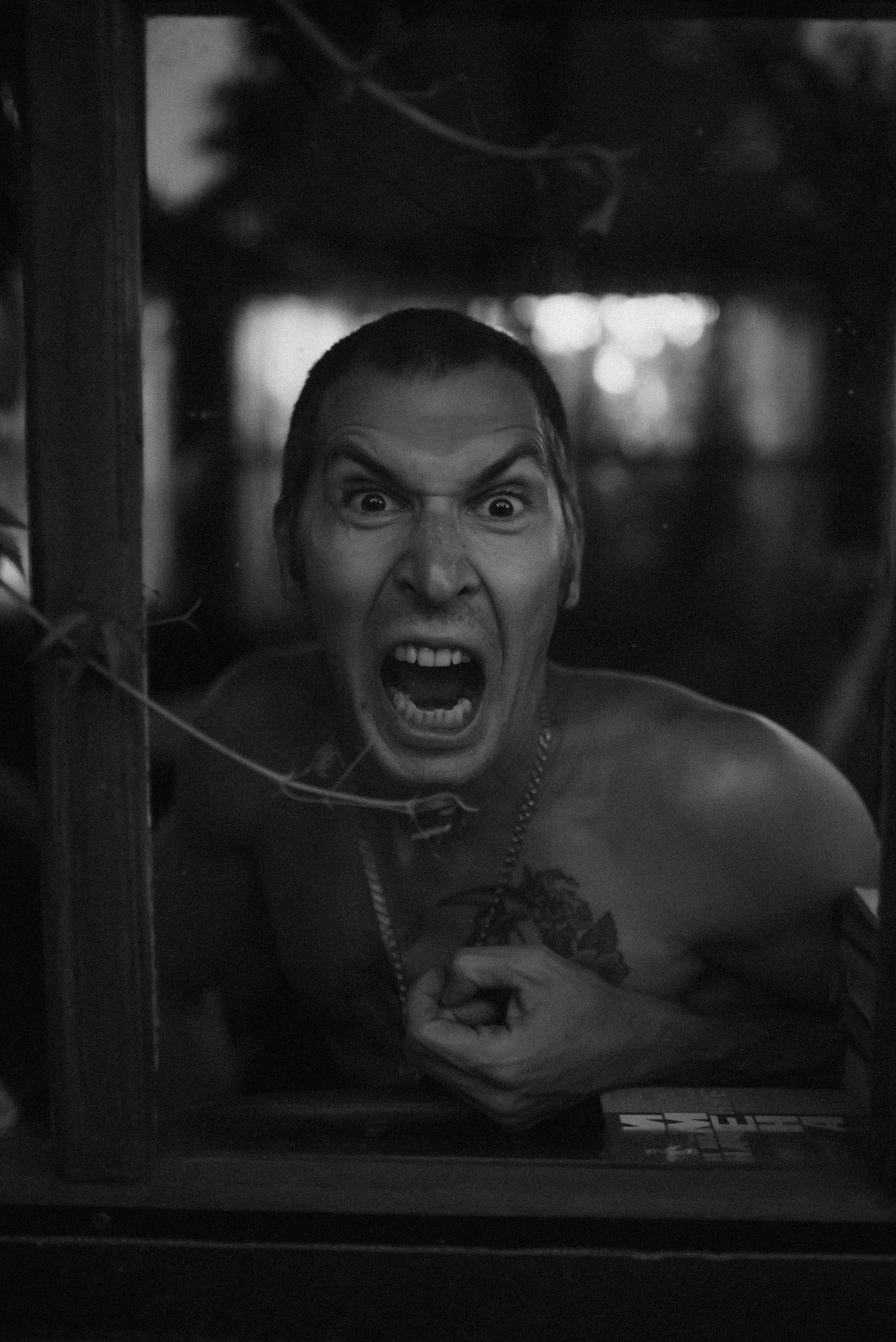 2024. Стрит-фотография, полная абсурда, идиотизма и красоты